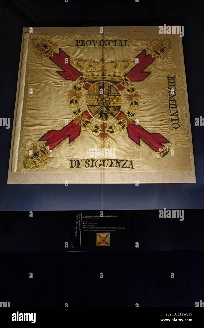 Flagge des Provinzregiments Sigüenza in einem Vitrine in der Kathedrale Santa Maria de la Mayor in der mittelalterlichen Stadt Guadalajara, Spanien, Europa Stockfoto