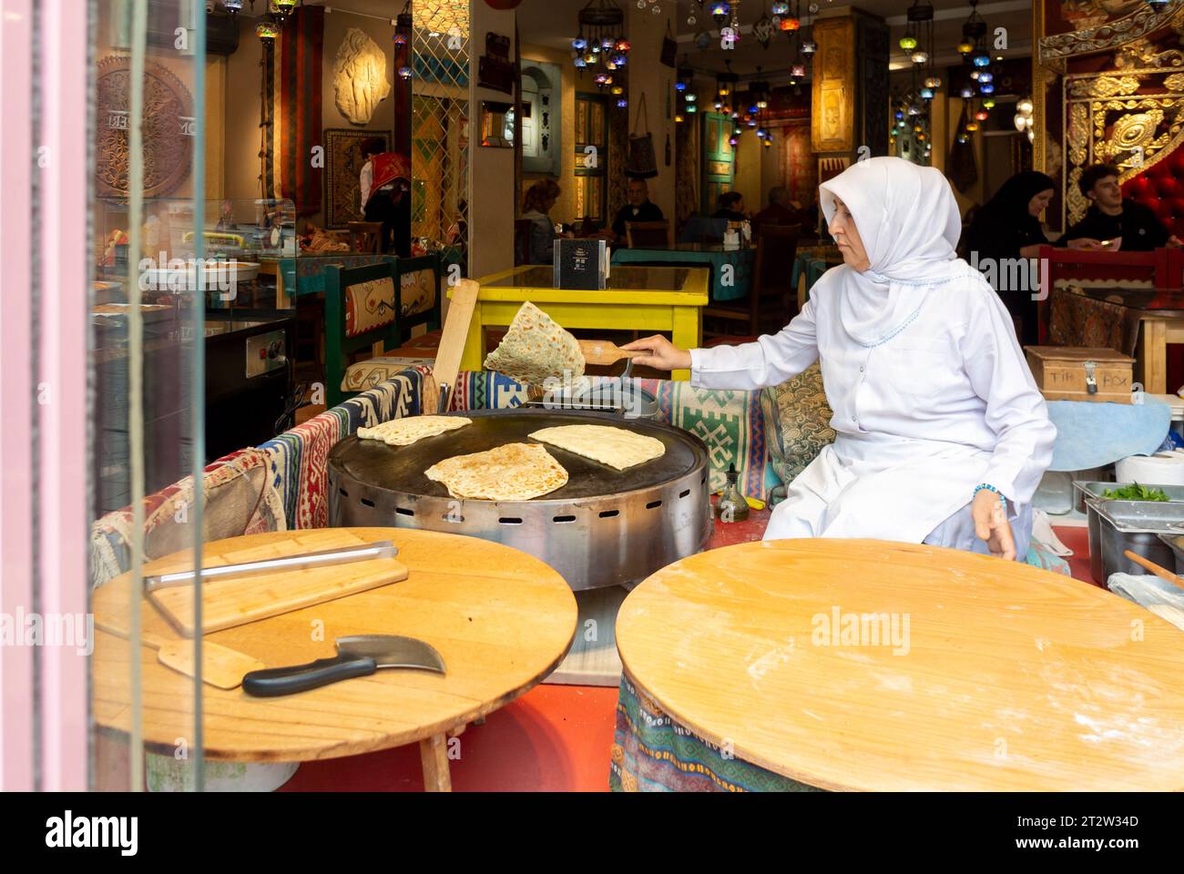 Istanbul, Türkei, Eine türkische Frau, die Gozleme zubereitete (türkisch, Gözlemeler), ein traditionelles türkisches Brot. Nur redaktionell. Stockfoto