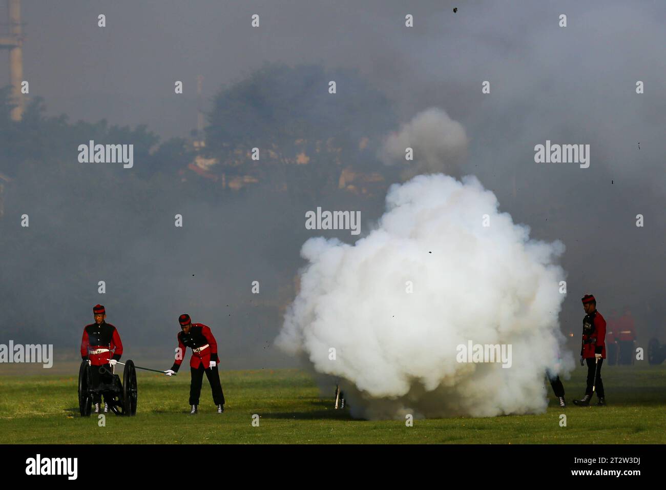 Die nepalesische Armee feuert 21 Runden Kanon während der Prozession zur Feier des Phulpati ab, dem siebten Tag des vierzehntägigen Hindu-Festivals von Dashain im Army Pavillon in der Hauptstadt Kathmandu. Am siebten Tag von Dashain wird ein Palanquin mit einer Reihe von Blumen, Blättern und Früchten verschiedener Pflanzen, die als verheißungsvoll gelten, von Dashain Ghar aus Gorkha nach Kathmandu transportiert. Kathmandu Bagmati Nepal Copyright: XSubashxShresthax Credit: Imago/Alamy Live News Stockfoto Die nepalesische Armee feuert 21 Runden Kanon während der Prozession zur Feier des Phulpati ab, dem siebten Tag des vierzehntägigen Hindu-Festivals von Dashain im Army Pavillon in der Hauptstadt Kathmandu. Am siebten Tag von Dashain wird ein Palanquin mit einer Reihe von Blumen, Blättern und Früchten verschiedener Pflanzen, die als verheißungsvoll gelten, von Dashain Ghar aus Gorkha nach Kathmandu transportiert. Kathmandu Bagmati Nepal Copyright: XSubashxShresthax Credit: Imago/Alamy Live News Stockfoto