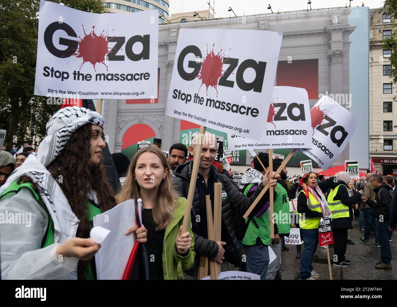 Am 21. Oktober 2023 marschierten schätzungsweise 100.000 Menschen durch Zentral-London, um Palästina zu unterstützen und ein Ende der Bombardierung von Gaza zu fordern. S Stockfoto Am 21. Oktober 2023 marschierten schätzungsweise 100.000 Menschen durch Zentral-London, um Palästina zu unterstützen und ein Ende der Bombardierung von Gaza zu fordern. S Stockfoto