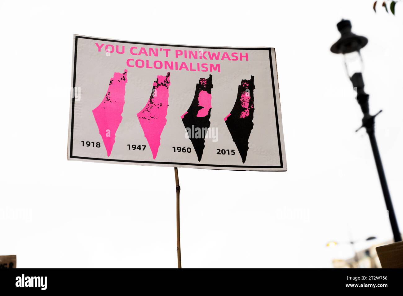 Am 21. Oktober 2023 marschierten schätzungsweise 100.000 Menschen durch Zentral-London, um Palästina zu unterstützen und ein Ende der Bombardierung von Gaza zu fordern. Stockfoto