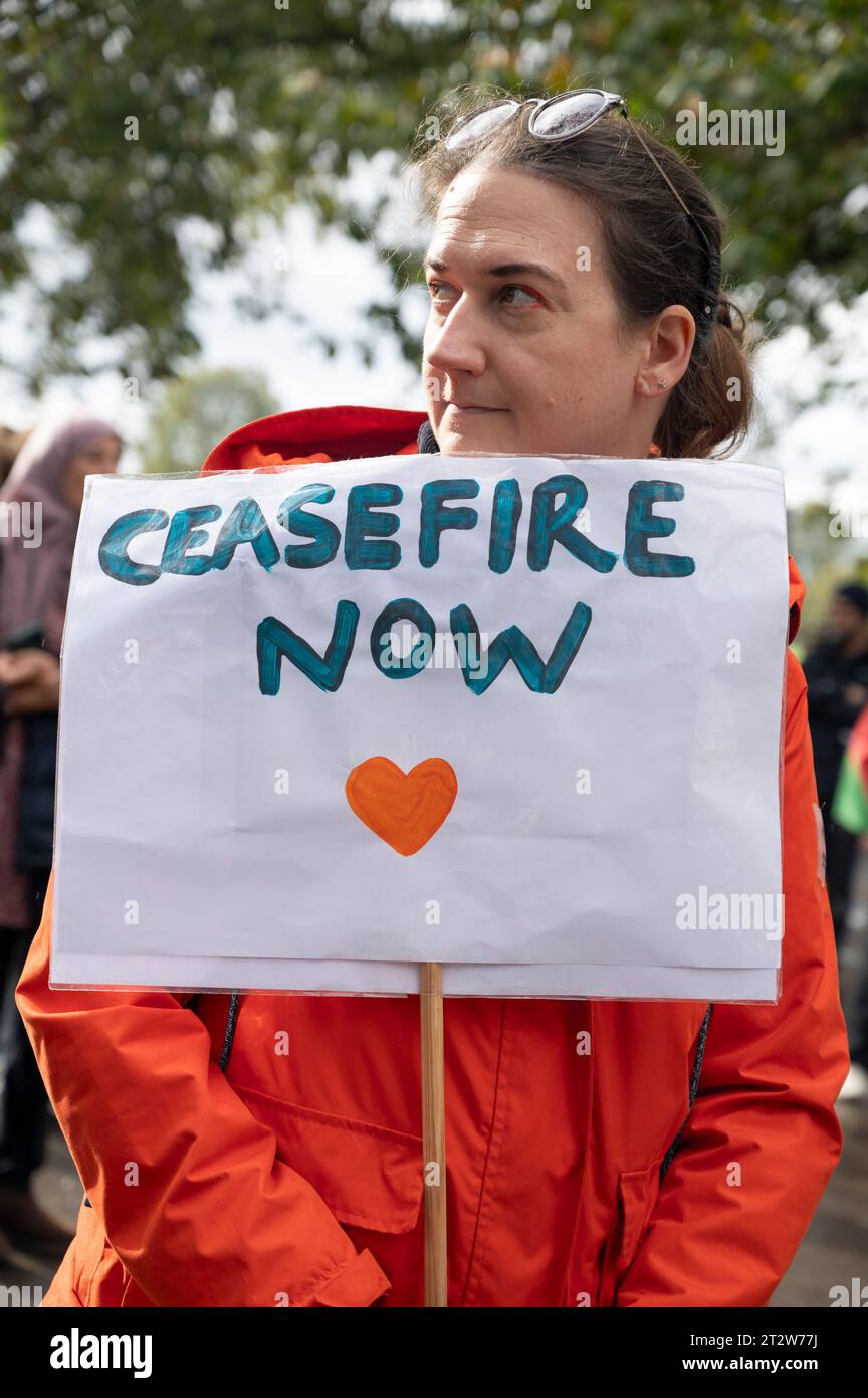 Am 21. Oktober 2023 marschierten schätzungsweise 100.000 Menschen durch Zentral-London, um Palästina zu unterstützen und ein Ende der Bombardierung von Gaza zu fordern. Stockfoto