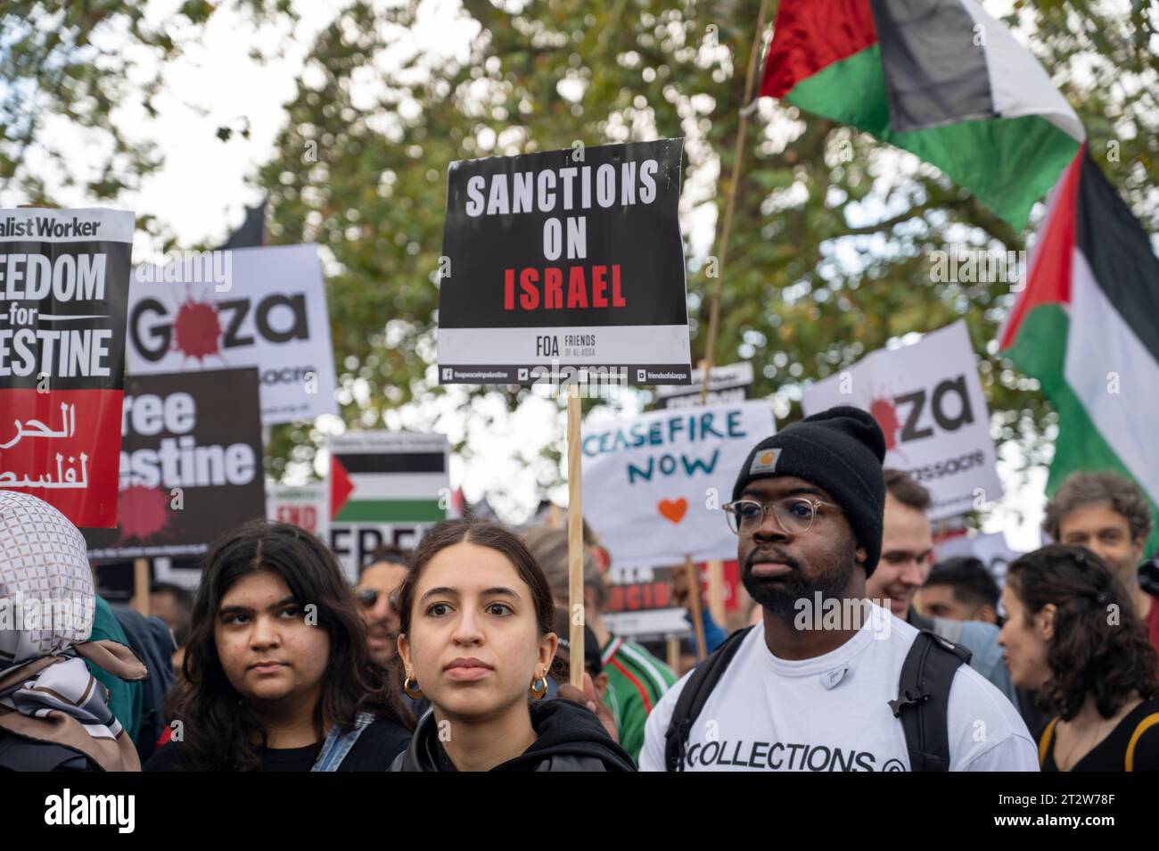 Am 21. Oktober 2023 marschierten schätzungsweise 100.000 Menschen durch Zentral-London, um Palästina zu unterstützen und ein Ende der Bombardierung von Gaza zu fordern. Stockfoto