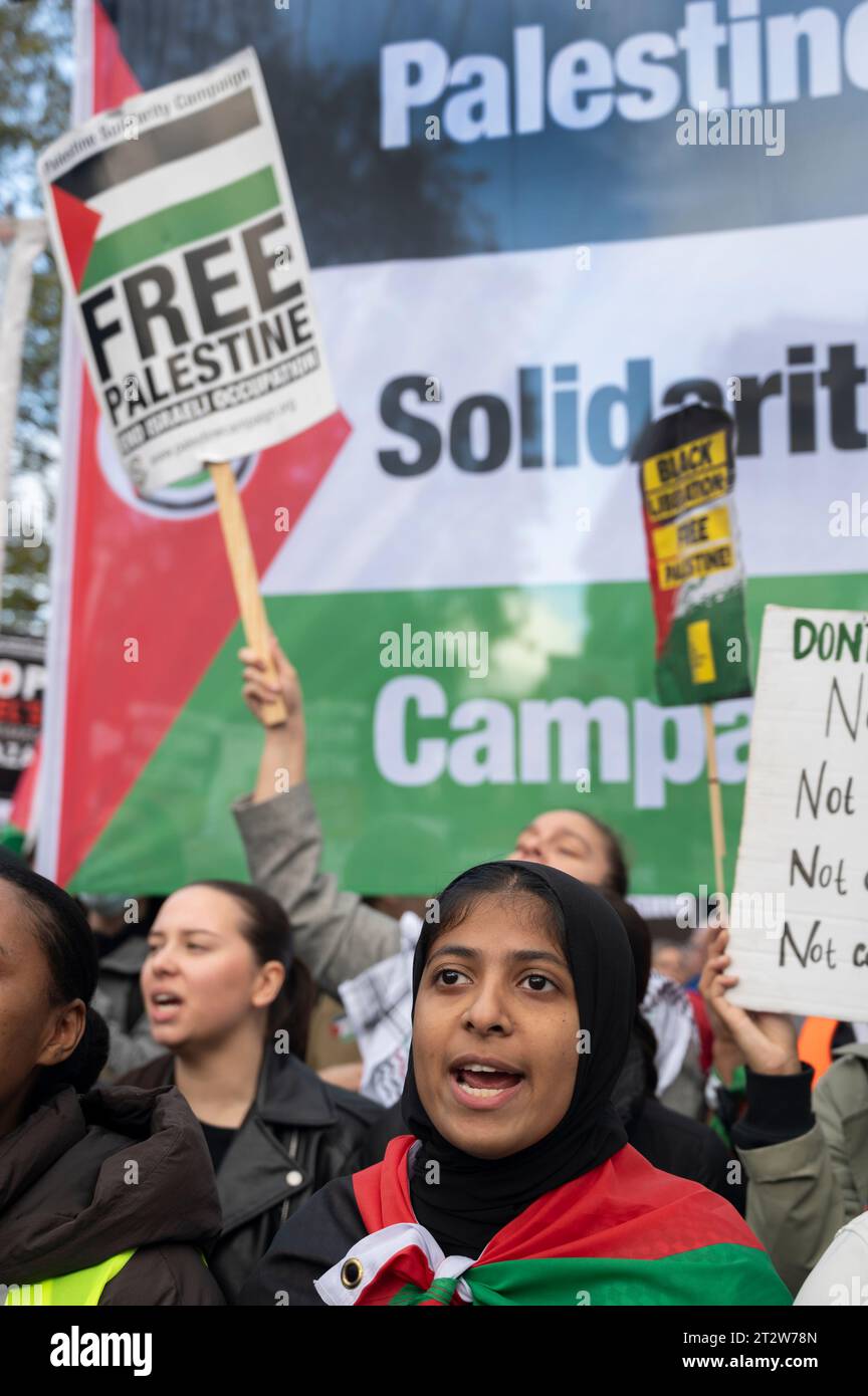 Am 21. Oktober 2023 marschierten schätzungsweise 100.000 Menschen durch Zentral-London, um Palästina zu unterstützen und ein Ende der Bombardierung von Gaza zu fordern. Stockfoto