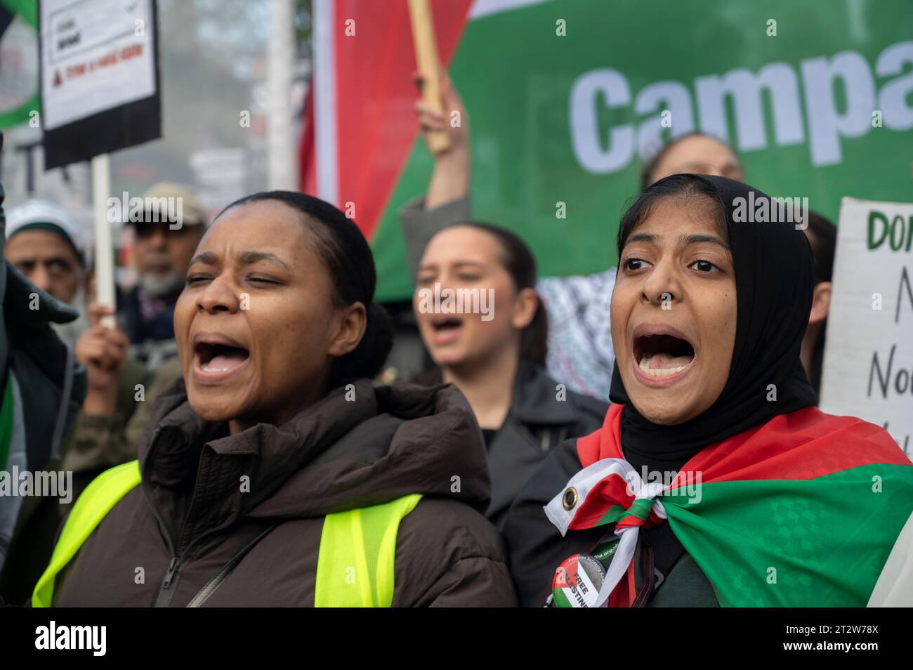 Am 21. Oktober 2023 marschierten schätzungsweise 100.000 Menschen durch Zentral-London, um Palästina zu unterstützen und ein Ende der Bombardierung von Gaza zu fordern. Stockfoto