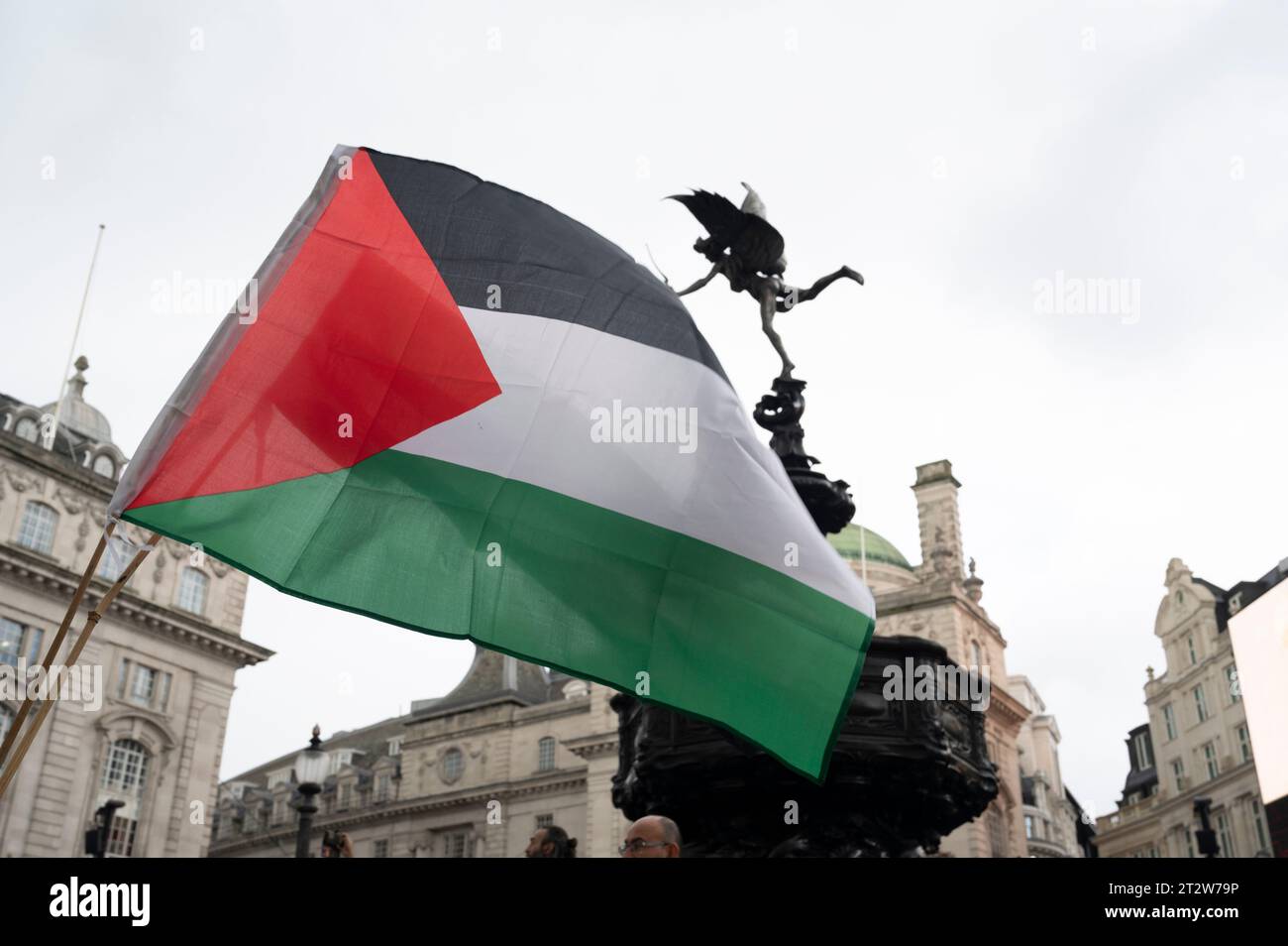 Am 21. Oktober 2023 marschierten schätzungsweise 100.000 Menschen durch Zentral-London, um Palästina zu unterstützen und ein Ende der Bombardierung von Gaza zu fordern. E Stockfoto