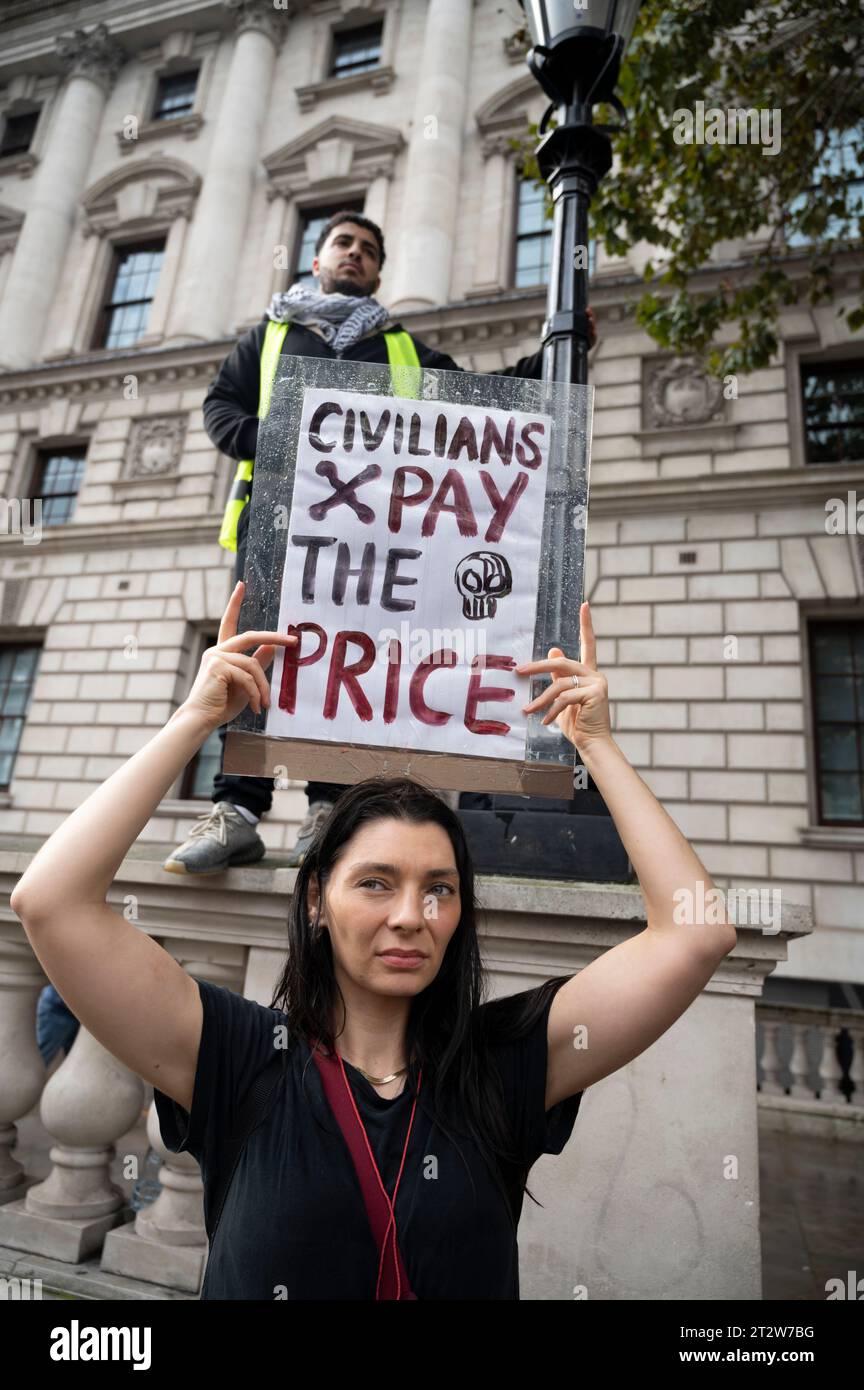 Am 21. Oktober 2023 marschierten schätzungsweise 100.000 Menschen durch Zentral-London, um Palästina zu unterstützen und ein Ende der Bombardierung von Gaza zu fordern. Stockfoto