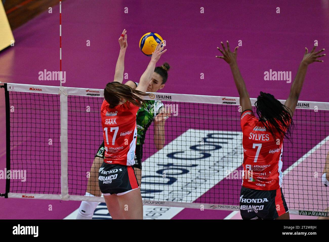 Cuneo, Italien. Oktober 2023. AnnaHaak (Cuneo) - Maja Aleksic (Vallefoglia) - Amandha Sylves (Cuneo) während Cuneo Granda Volley vs Megabox ond. Savio Vallefoglia, Volleyball Italian Serie A1 Women Match in Cuneo, Italien, 21. Oktober 2023 Credit: Independent Photo Agency/Alamy Live News Stockfoto