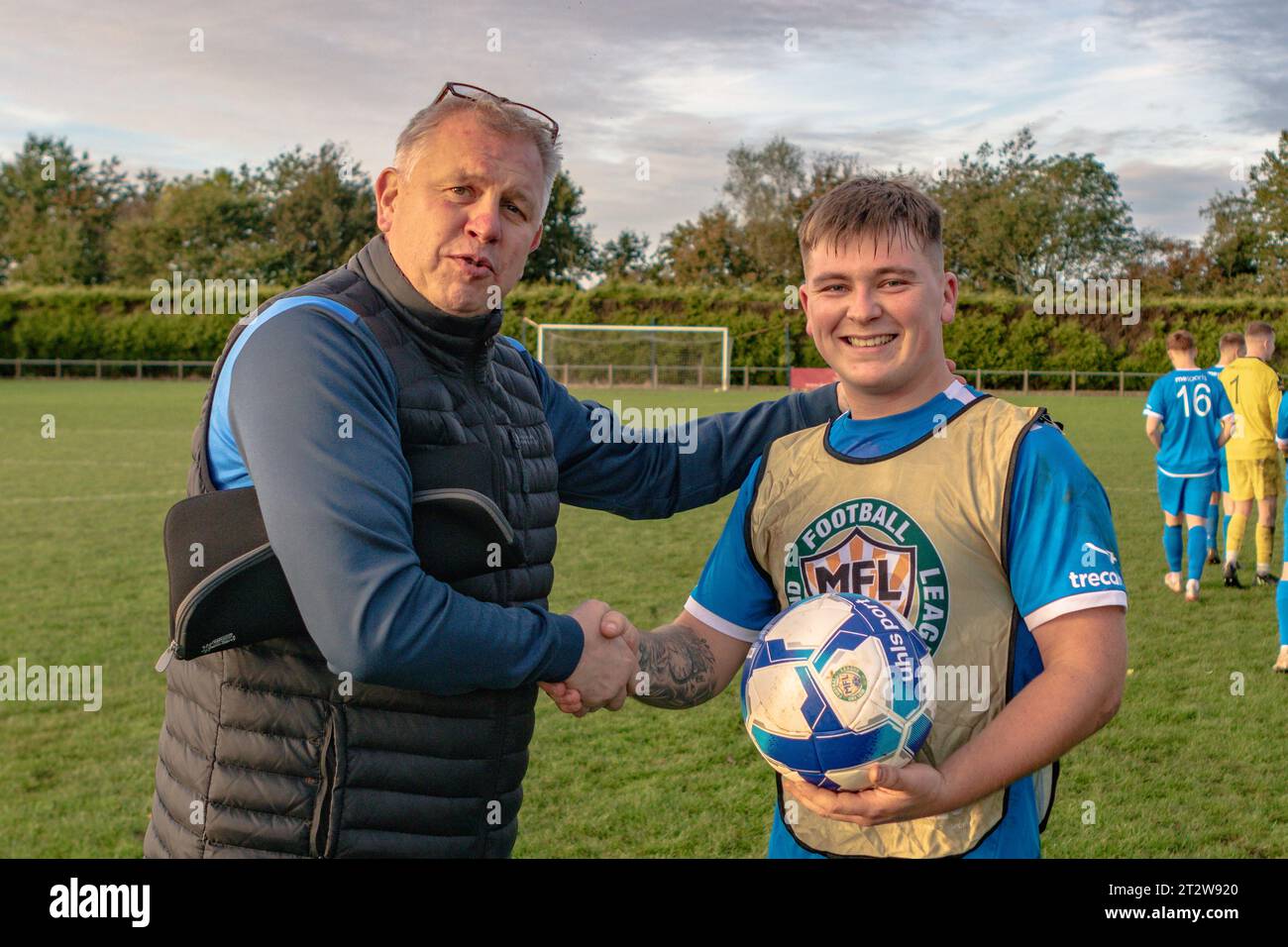 Heather 21. Oktober 2023, Heather, Vereinigtes Königreich: Heather St Johns Striker Kyle Jardine feierte mit seinem Vorsitzenden Simon Bindley einen Hattrick im Spiel gegen Wolverhampton Sporting Community FC in der FA Midland League Division 1. Credit Clive Stapleton/Alamy Live News. Stockfoto