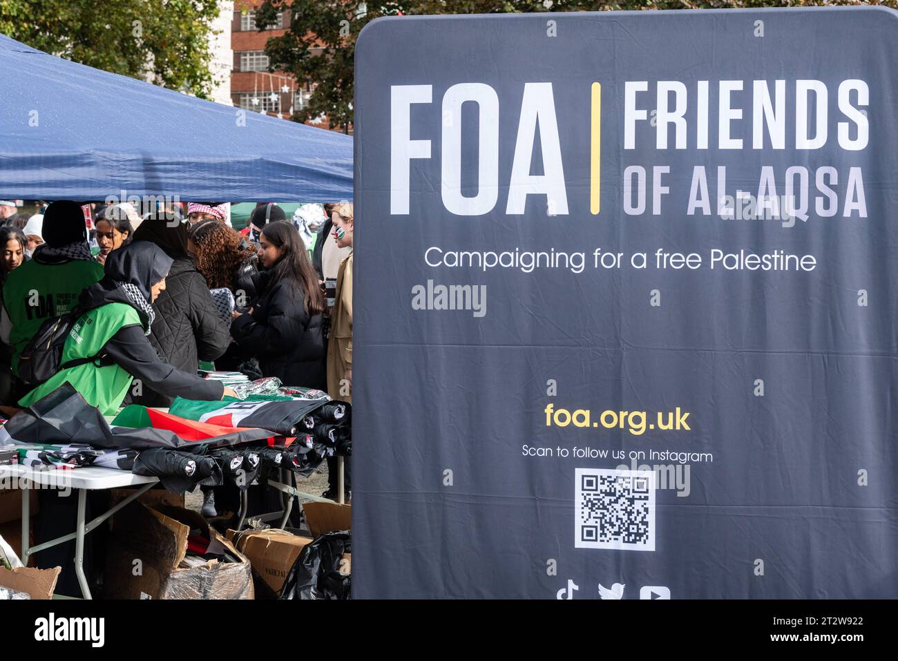 Freunde von Al-Aqsa halten mit Fahnen vor einem Protest gegen das freie Palästina in London nach der Eskalation des Konflikts in Israel und Gaza Stockfoto