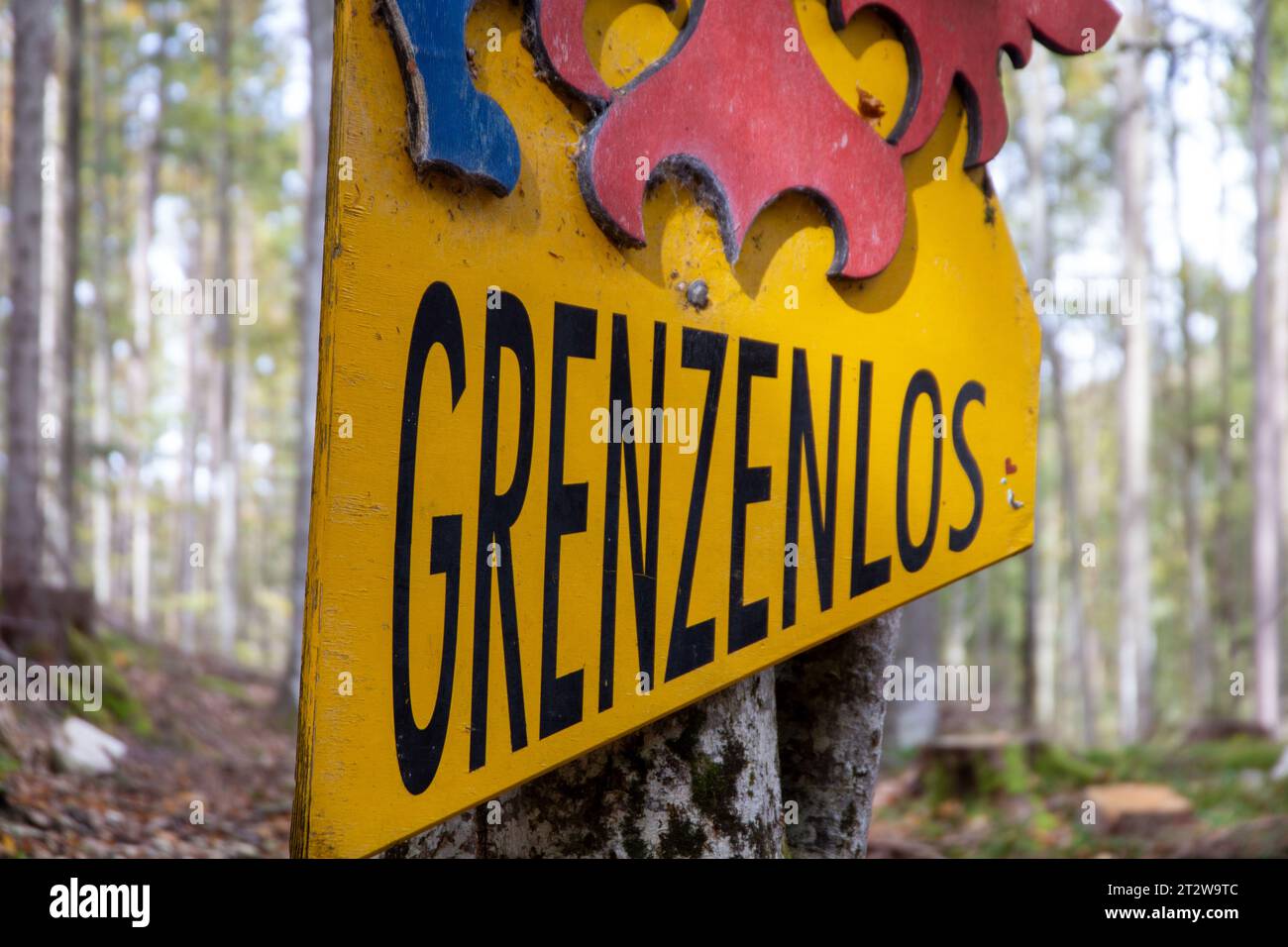 Schild mit der deutschen Inschrift GRENZENLOS an der Leutaschklamm bei Mittenwald. Das Schild markiert den Grenzübergang an der grünen Grenze Stockfoto