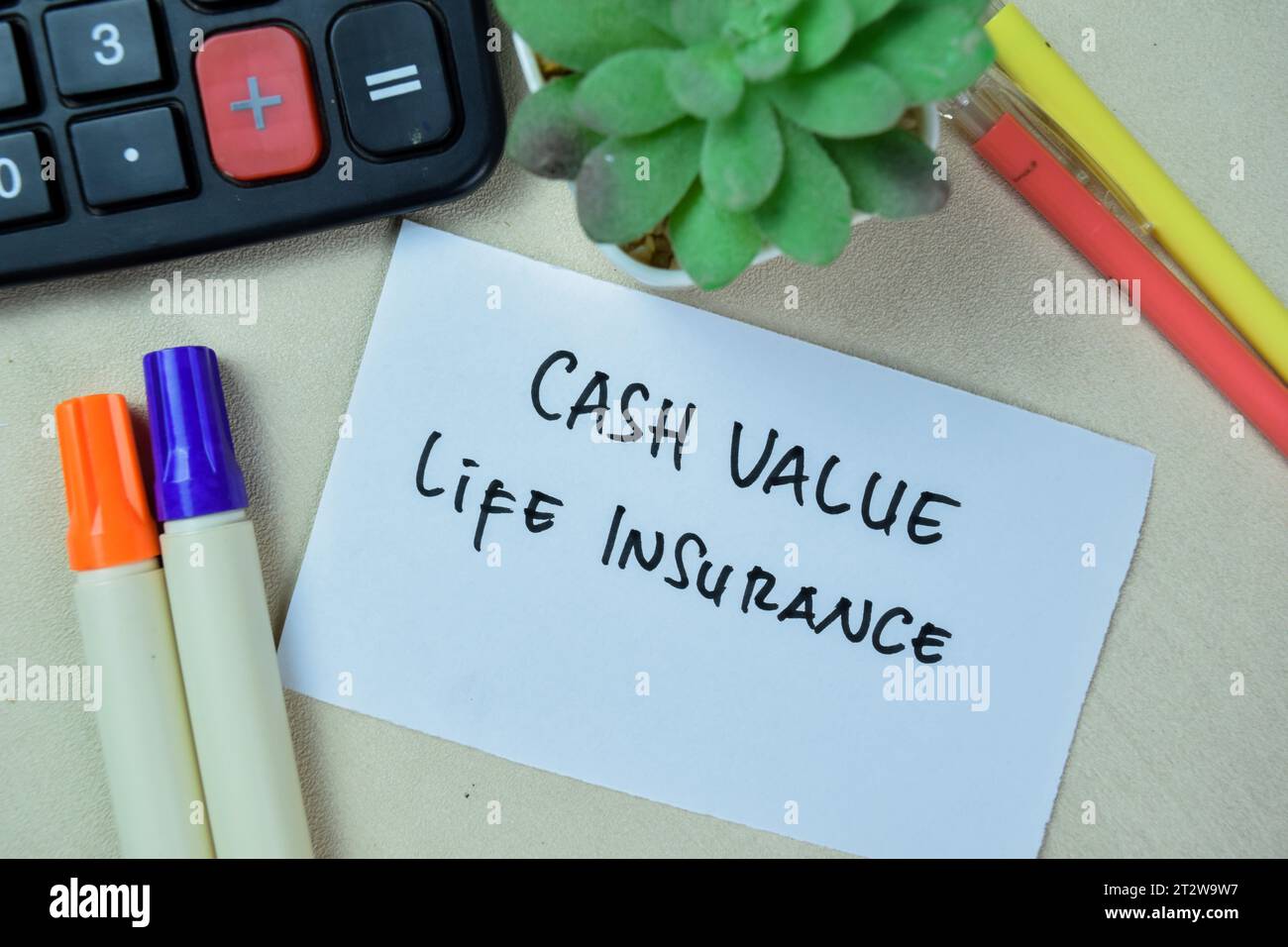 Konzept der Cash Value Life Insurance Schreiben Sie auf Haftnotizen, die auf Holztisch isoliert sind. Stockfoto