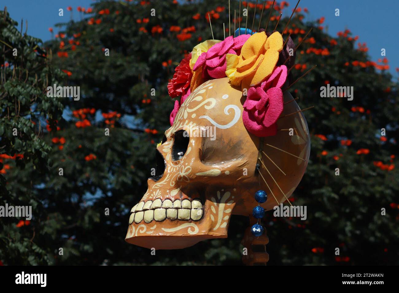 Atlixco, Mexiko. Oktober 2023. 20. Oktober 2023 in Atlixco, Mexiko: Auf dem Hauptplatz der Gemeinde Atlixco ist eine monumentale Catrina zu sehen, die im Rahmen der Feierlichkeiten zum Tag der Toten installiert wurde. Am 20. Oktober 2023 in Atlixco, Mexiko. (Foto: Carlos Santiago/Eyepix Group) (Foto: Eyepix/NurPhoto)0 Credit: NurPhoto SRL/Alamy Live News Stockfoto