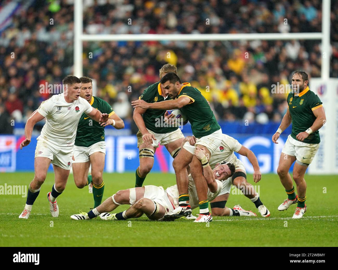 Südafrikas Damian de Allende kämpfte im Halbfinalspiel der Rugby-Weltmeisterschaft 2023 im Stade de France in Saint-Denis gegen Tom Curry. Bilddatum: Samstag, 21. Oktober 2023. Stockfoto