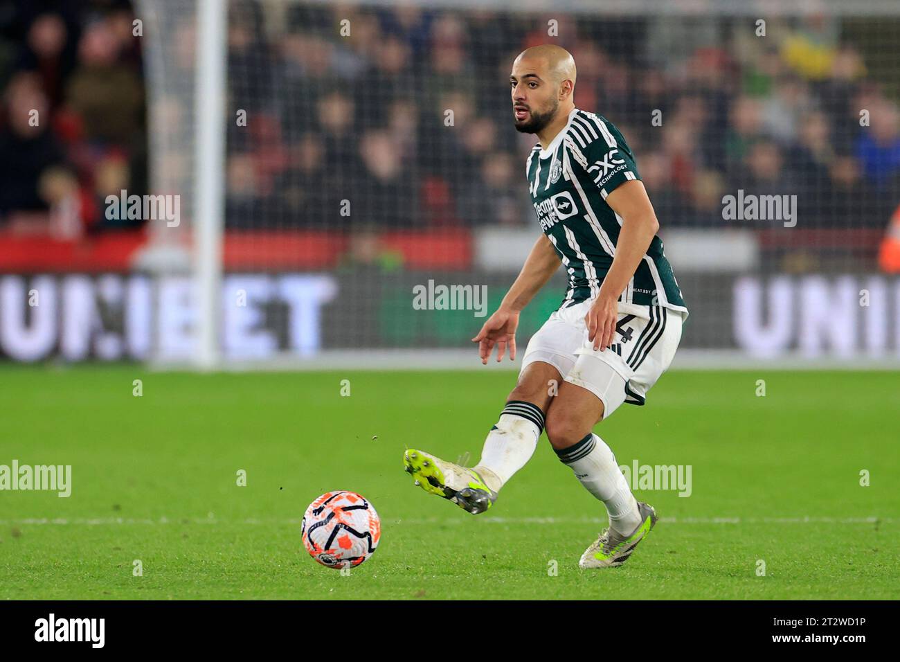 Sheffield, Großbritannien. Oktober 2023. Sofyan Amrabat #4 von Manchester United während des Premier League-Spiels Sheffield United gegen Manchester United in der Bramall Lane, Sheffield, Großbritannien, 21. Oktober 2023 (Foto: Conor Molloy/News Images) in Sheffield, Großbritannien am 21. Oktober 2023. (Foto: Conor Molloy/News Images/SIPA USA) Credit: SIPA USA/Alamy Live News Stockfoto