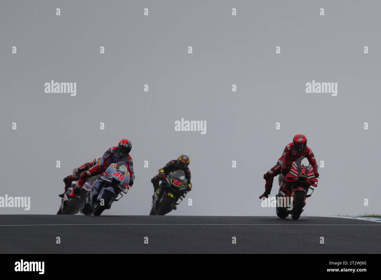 PHILLIP ISLAND, Australien. Oktober 2023. 2023 Guru by Gryfyn Australian Motorcycle Grand Prix – Francesco Bagnaia (Italien) beim Aufwärmen bei nassen Bedingungen auf dem Phillip Island Grand Prix Circuit am 22. Oktober 2023 in Phillip Island, Australien – Image Credit: brett keating/Alamy Live News Stockfoto