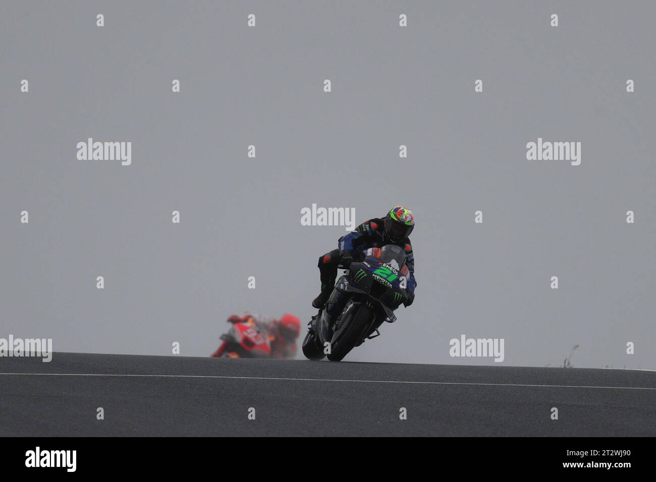 PHILLIP ISLAND, Australien. Oktober 2023. 2023 Guru by Gryfyn Australian Motorrad Grand Prix - Franco Morbidelli (Italien) fuhr auf der #21 Monster Energy Yamaha MotoGP Yamaha YZR-M1 während des Aufwärmens bei nassen Bedingungen auf dem Phillip Island Grand Prix Circuit am 22. Oktober 2023 in Phillip Island, Australien - Image Credit: brett keating/Alamy Live News Stockfoto