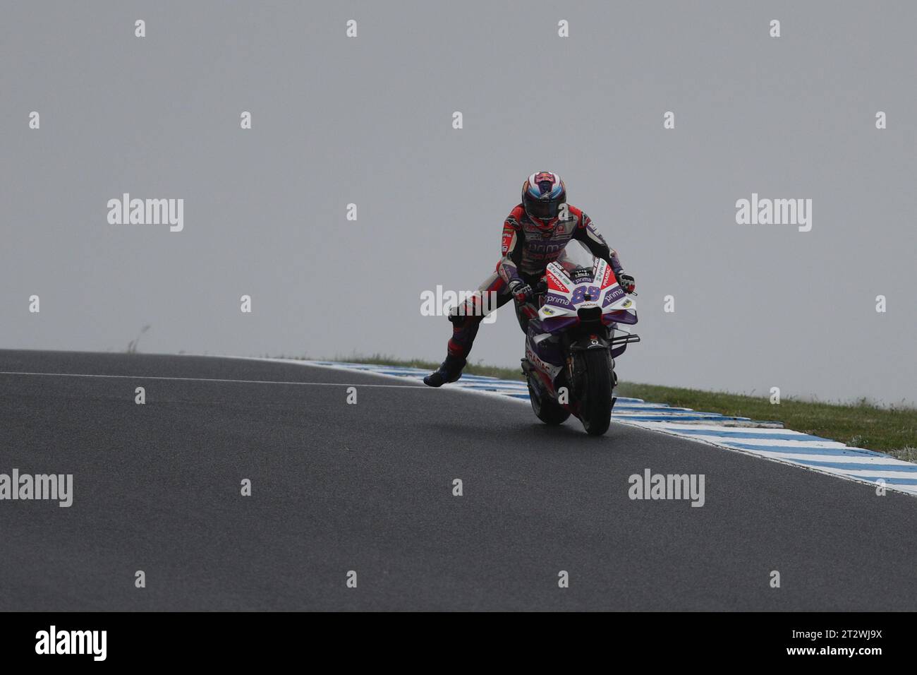 PHILLIP ISLAND, Australien. Oktober 2023. 2023 Guru by Gryfyn Australian Motorcycle Grand Prix - Jorge Martin (Spanien) beim 89 Aufwärmen bei nassen Bedingungen auf dem Phillip Island Grand Prix Circuit am 22. Oktober 2023 in Phillip Island, Australien - Image Credit: brett keating/Alamy Live News Stockfoto