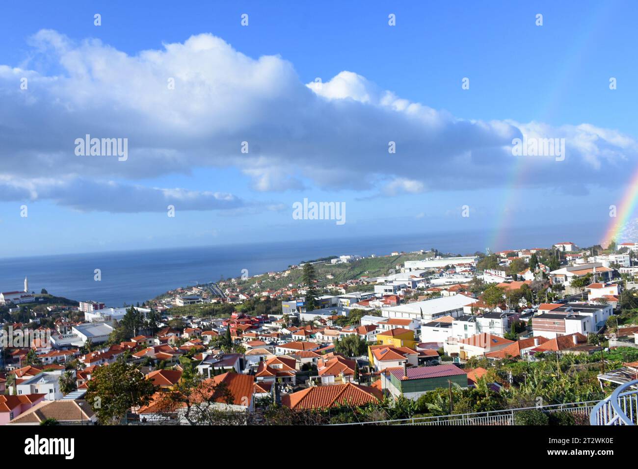 Regenbogen über der Stadt Funchal auf Madeira, Portugal Stockfoto