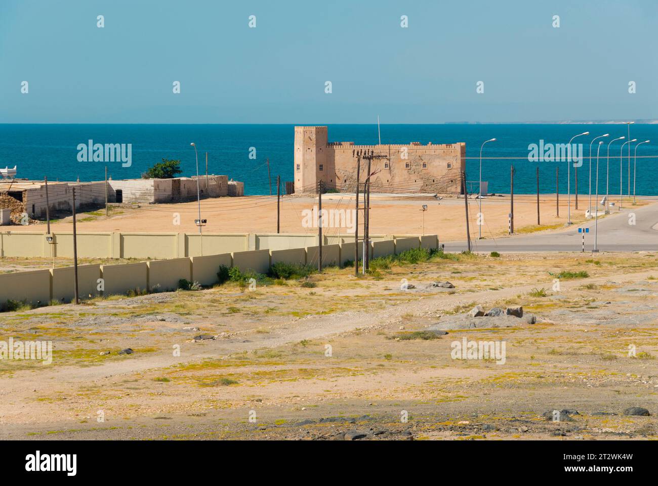 Mirbat Castle und das Meer dahinter, von Mirbat Fort im Süden von Oman aus gesehen Stockfoto