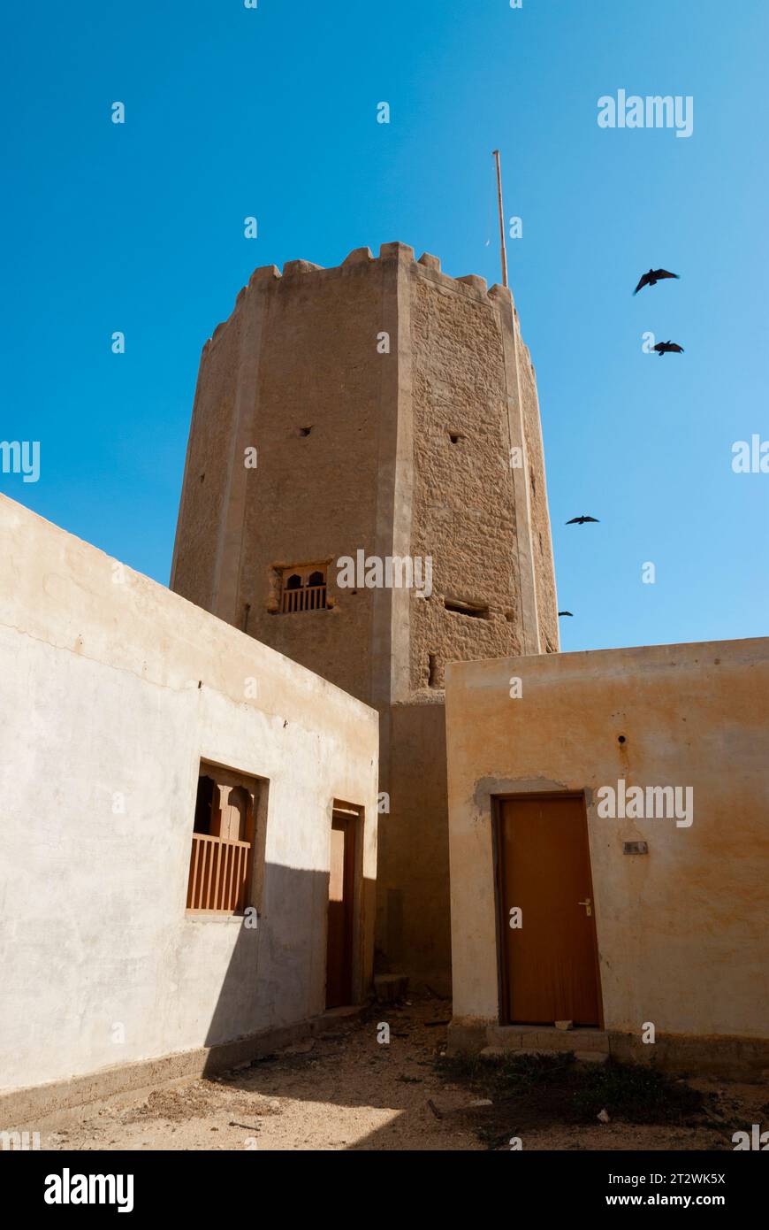 Azigerturm im kleinen Dorf Mirbat im Süden von Oman Stockfoto