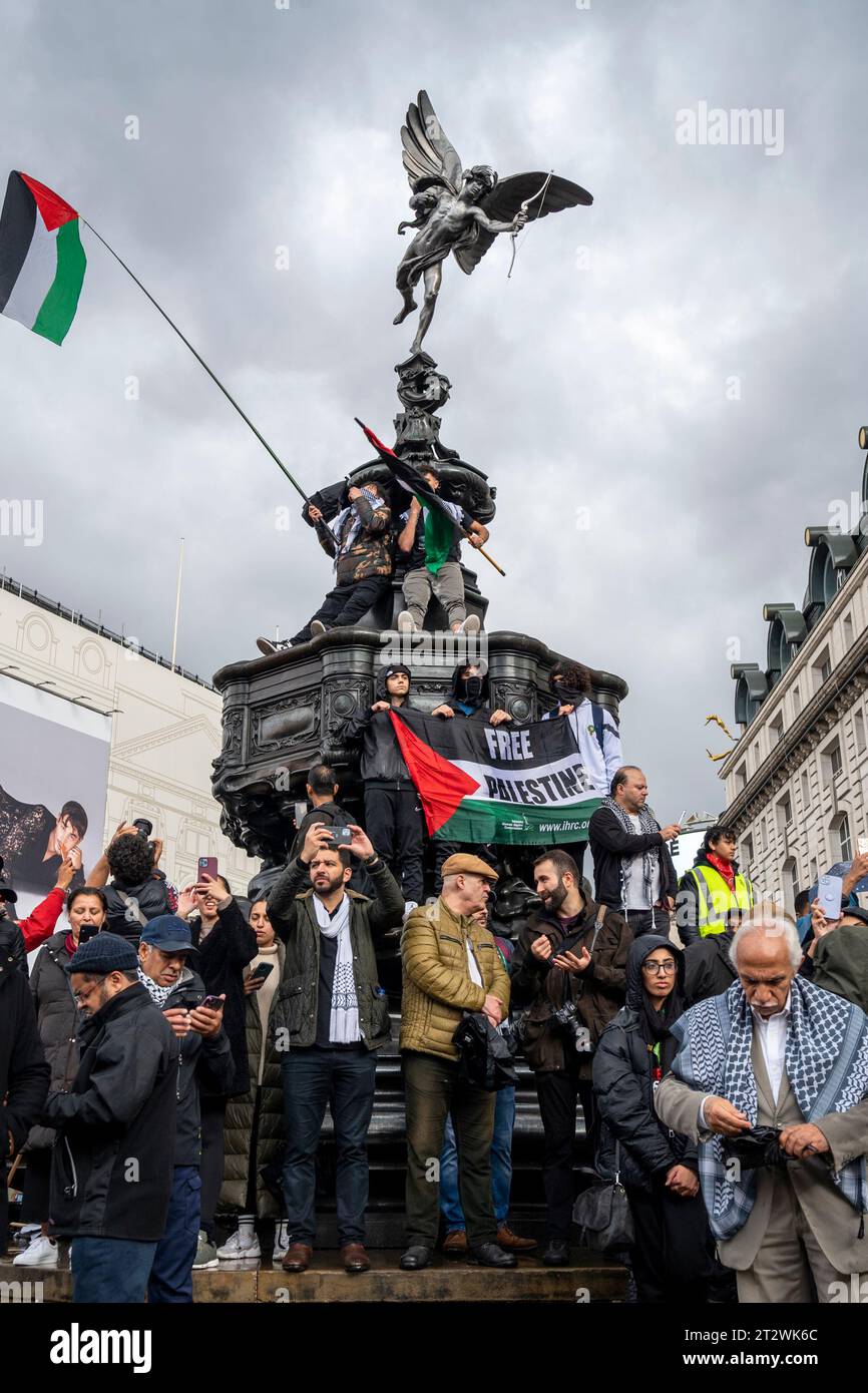 Demonstration gegen den israelischen Gazastreifen-Krieg an der Eros-Statue in London mit palästinensischen Fahnen und dem Banner "Freies Palästina". Stockfoto