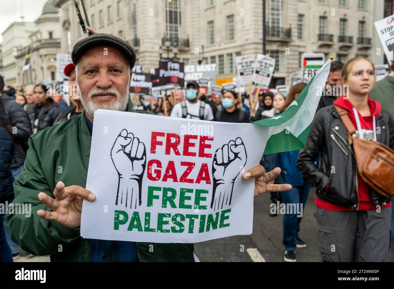 Palästinensischer Mann mit einem Plakat "Freies Gaza, Freies Palästina". Nationale Demonstration gegen den israelischen Gaza-Krieg. London Oktober 2023 Stockfoto