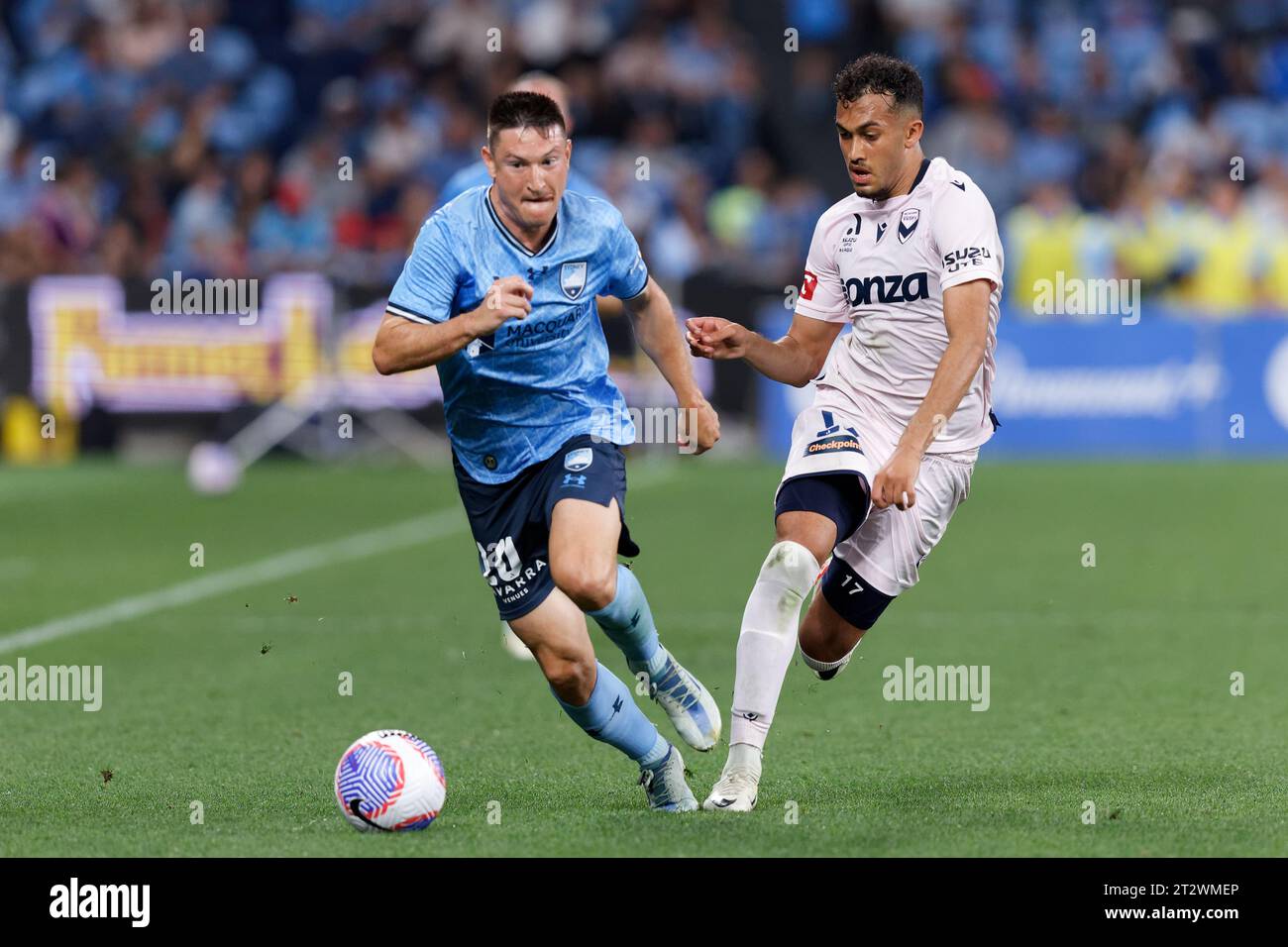 Sydney, Australien. Oktober 2023. Nishan Velupillay von Melbourne Victory tritt am 21. Oktober 2023 im Allianz Stadium in Sydney, Australien um den Ball bei der Isuzu Ute A-League RD1 zwischen Sydney FC und Melbourne Victory an Stockfoto