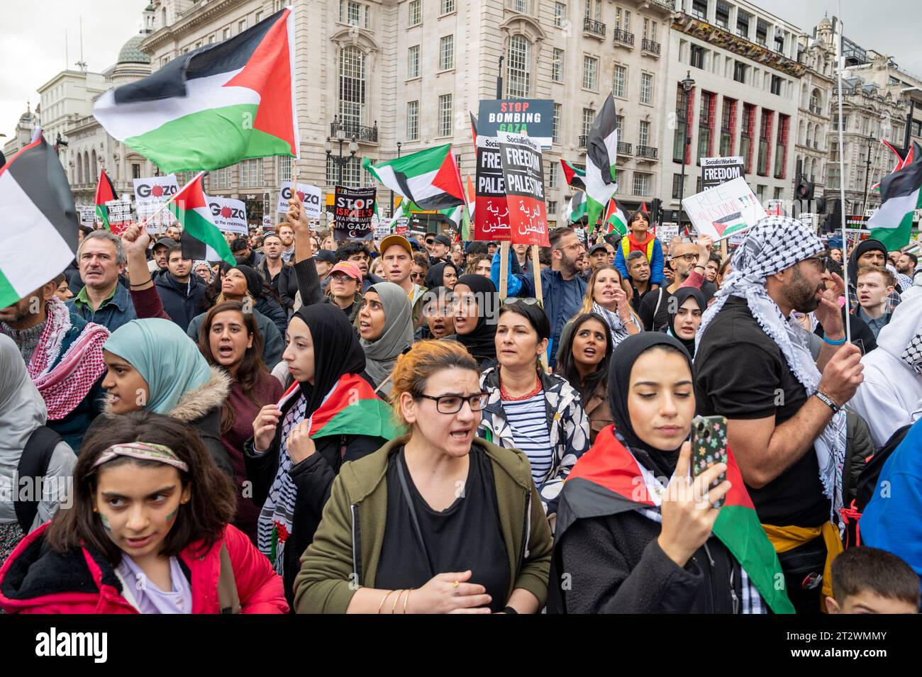 Demonstranten gegen die Bombardierung des Gazastreifens mit palästinensischen Flaggen und Plakaten mit der Aufschrift "Freiheit Palästina". London. Stockfoto