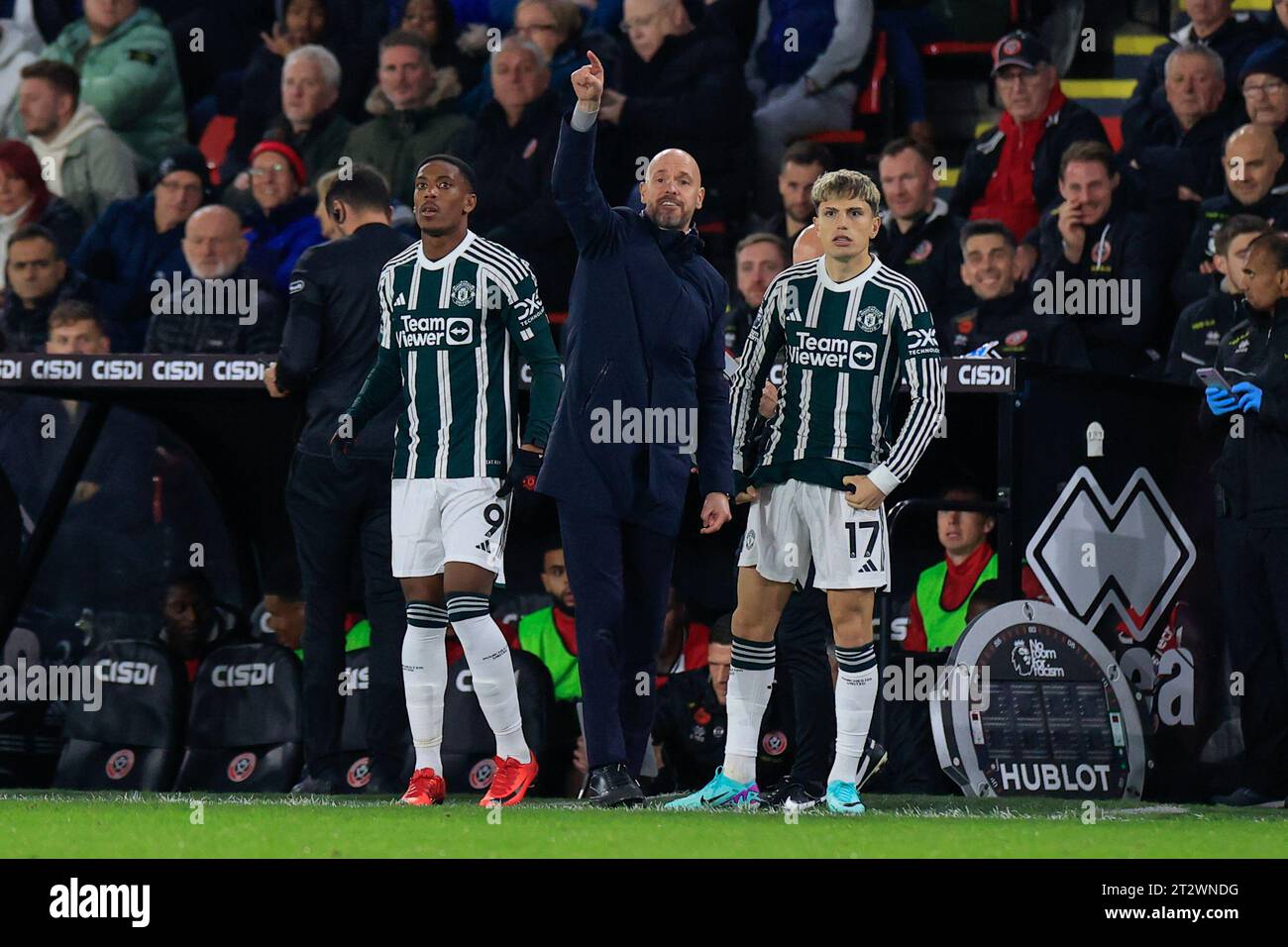 Sheffield, Großbritannien. Oktober 2023. Manchester United-Manager Erik Ten Hag bereitet sich darauf vor, Anthony Martial #9 von Manchester United und Alejandro Garnacho #17 von Manchester United während des Premier League-Spiels Sheffield United gegen Manchester United in der Bramall Lane, Sheffield, Großbritannien, 21. Oktober 2023 (Foto: Conor Molloy/News Images) in Sheffield, Vereinigtes Königreich am 21.10.2023. (Foto: Conor Molloy/News Images/SIPA USA) Credit: SIPA USA/Alamy Live News Stockfoto