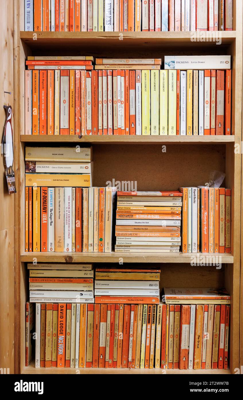 Regale voller gebrauchter Pinguinbücher Stockfoto