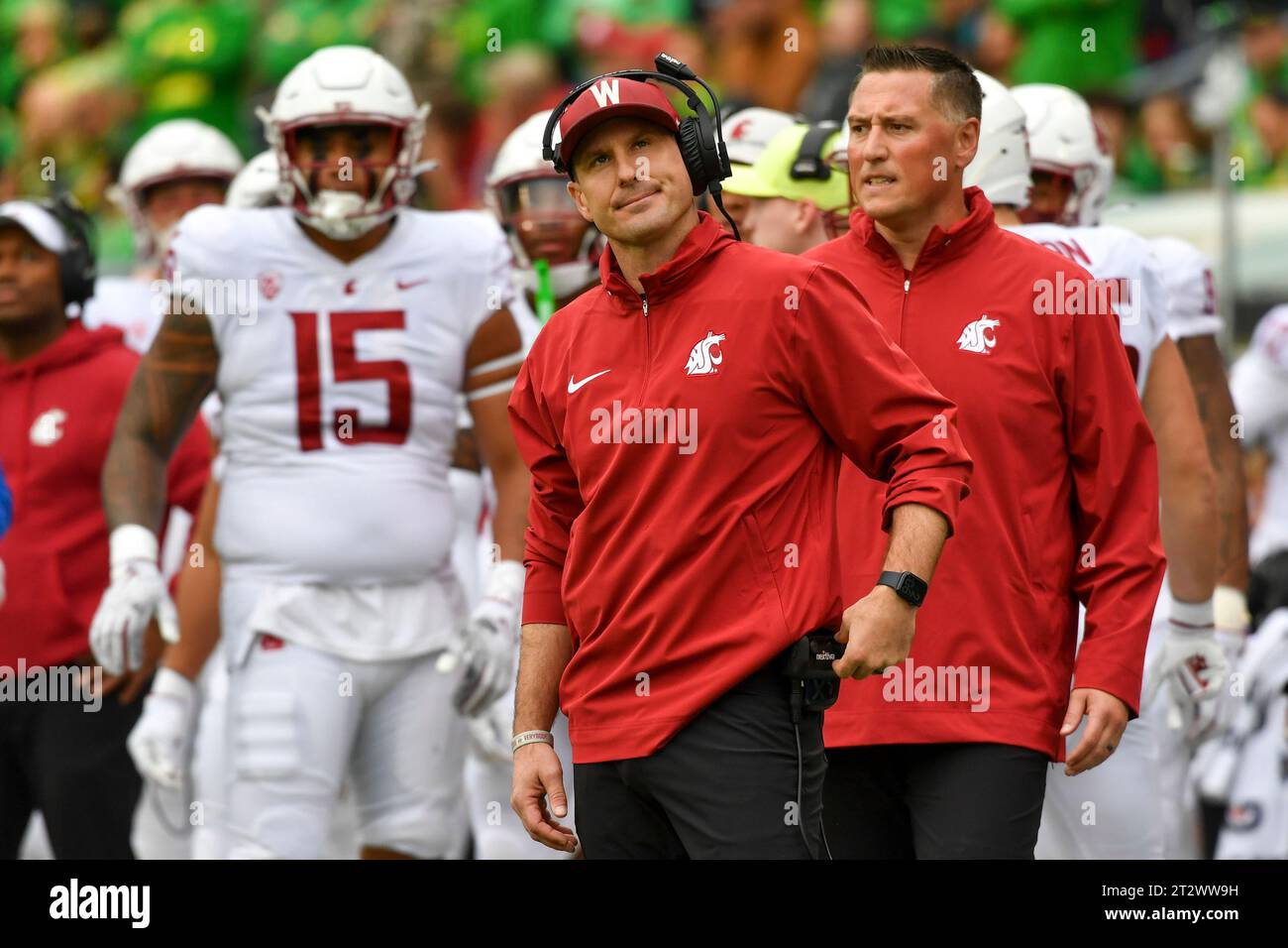 CORRECTS TO JAKE DICKERT NOT JAY DICKERT - Washington State head coach Jake Dickert, center, looks at scoreboard replay of a play against Oregon during the first half of an NCAA college football game Saturday, Oct. 21, 2023, in Eugene, Ore. (AP Photo/Andy Nelson) Stockfoto