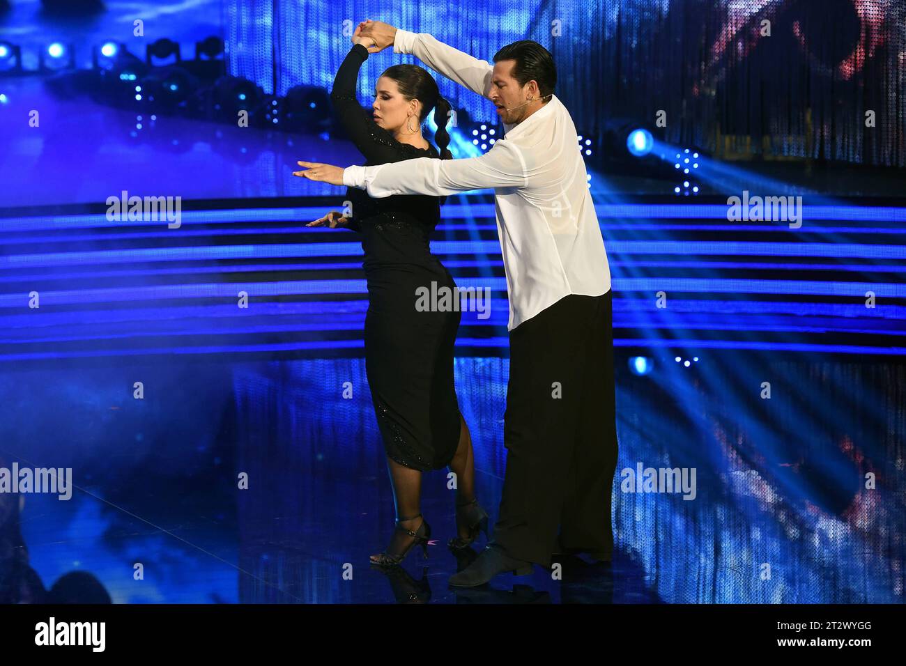 Ballando con le Stelle erste Episode Wanda Nara und Pasquale La Rocca während der TV-Sendung Ballando con le Stelle erste Episode. Rom Italien, 22. Oktober 2023 Credit: Imago/Alamy Live News Stockfoto