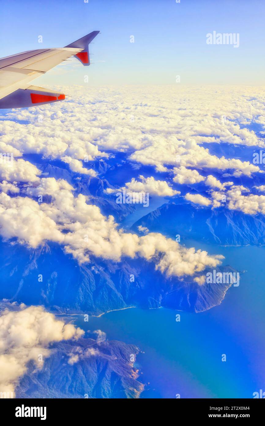 Flugzeug nähert sich der Südinsel Neuseelands Fiordland Milford Sound Pazifikküste - Blick aus der Luft. Stockfoto
