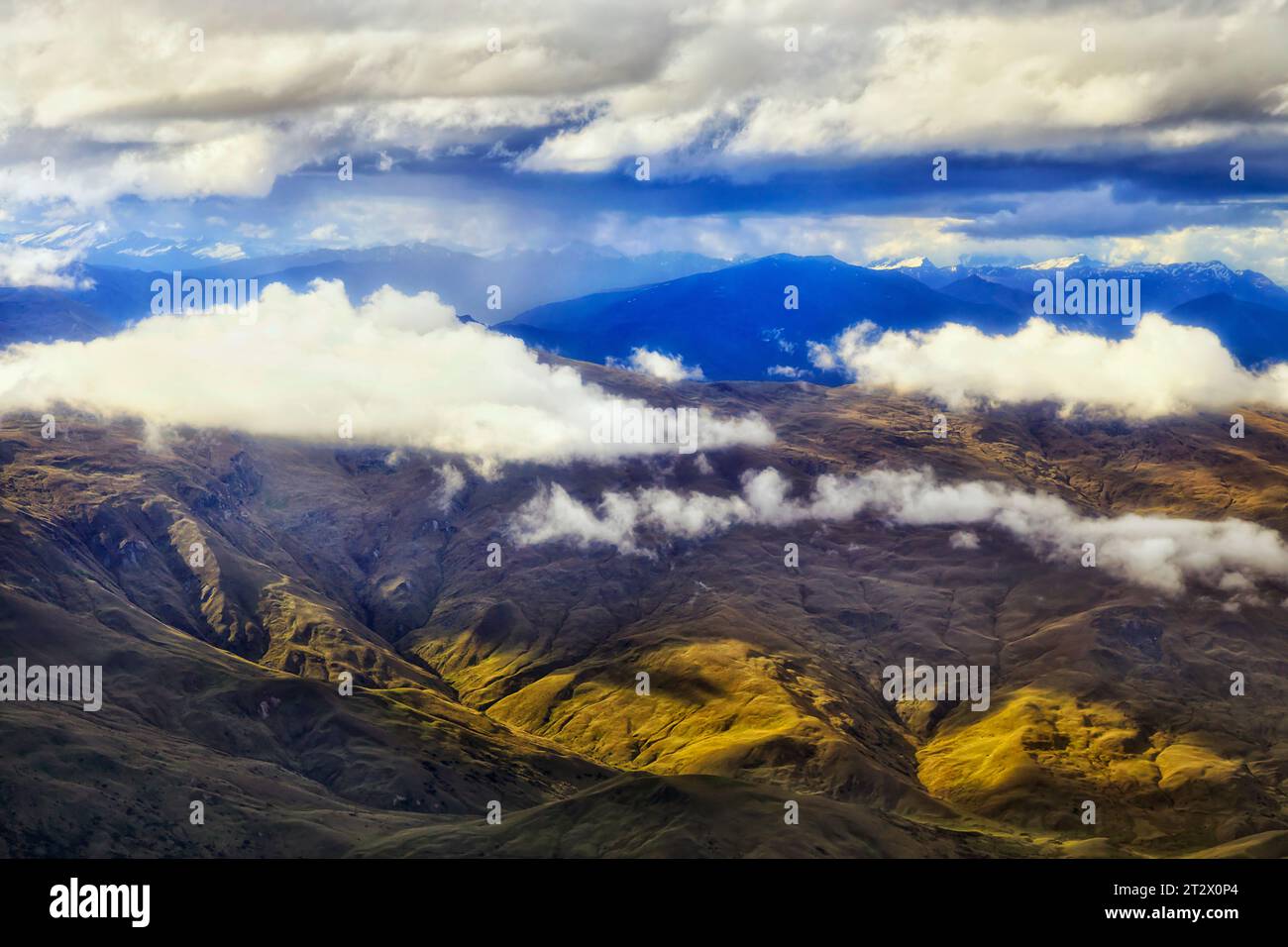 Malerisches Gelände der Südinsel Neuseelands aus der Höhe eines Passagierflugzeugs. Stockfoto