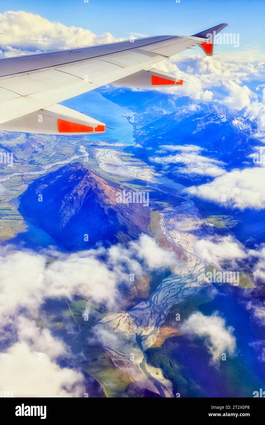 Unter dem Flügel eines Passagierflugzeugs, das über landschaftlich reizvolle Gebiete der Südinsel Neuseelands nach Queenstown fliegt. Stockfoto