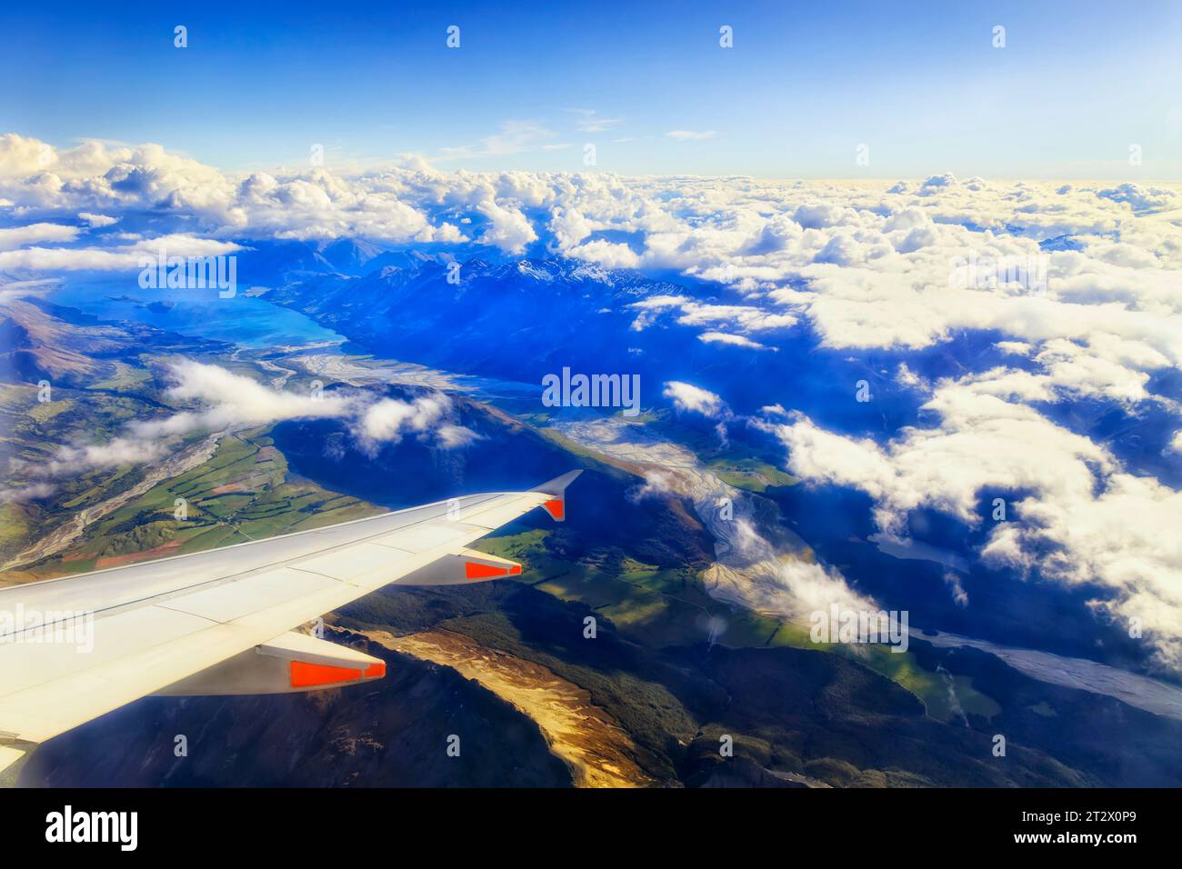 Malerisches Gelände der Südinsel Neuseelands unter dem Flügel eines Passagierflugzeugs. Stockfoto