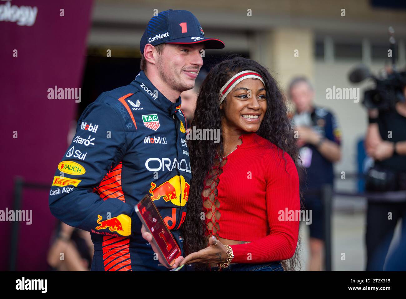 Max Verstappen (NED) Redbull Racing RB19 und ShaCarri Richardson (USA) Athleten während der FORMEL 1 LENOVO UNITED STATES GRAND PRIX 2023 - 19. Oktober bis 22. Oktober 2023 Circuit of Americas, Austin, Texas, USA Stockfoto