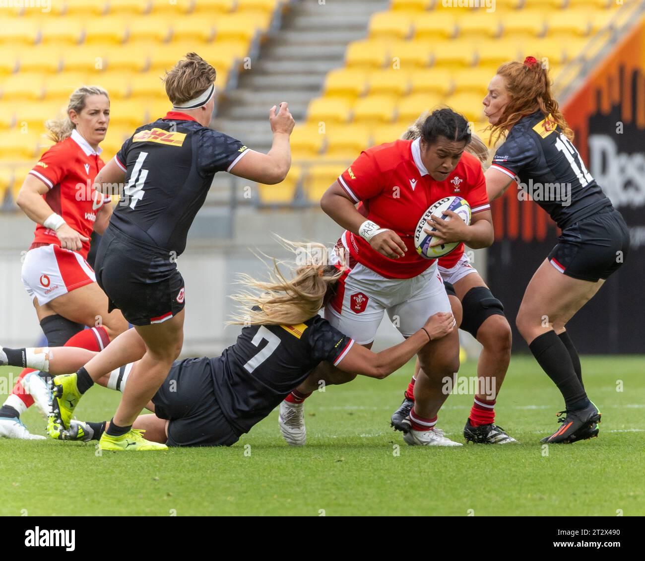 Wellington, Neuseeland. Oktober 2023. Walisische Requisite, Sisilia Tuipulotu, stürzt mit Ball in der Hand nach vorne. Kanada gegen Wales. WXV1 internationales Rugby-Turnier für Damen. Sky Stadium. Wellington. Neuseeland (Joe Serci/SPP) Credit: SPP Sport Press Photo. /Alamy Live News Stockfoto