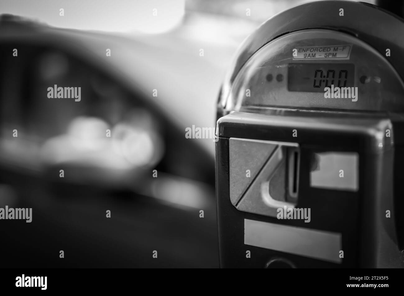 Selektiver Fokus auf abgelaufenen Parkzähler ohne Zeitverlust. Stockfoto