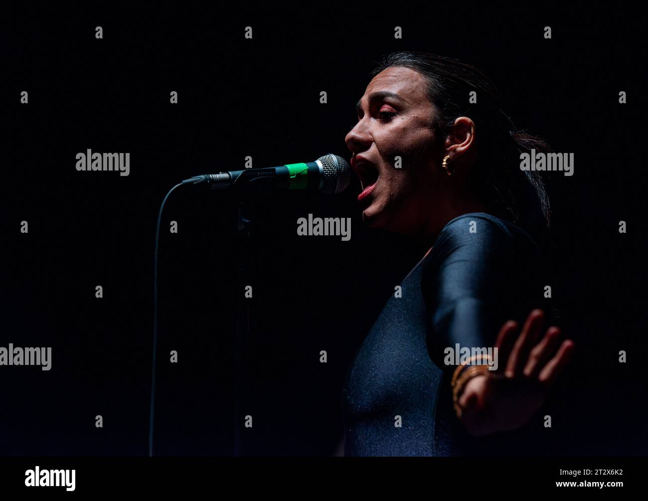 London, 21. Oktober 2023. Nadine Shah spielte live im Hammersmith Apollo als Nebenauftritt für Young Vathers. Bildnachweis: ernesto rogata/Alamy Live News Stockfoto