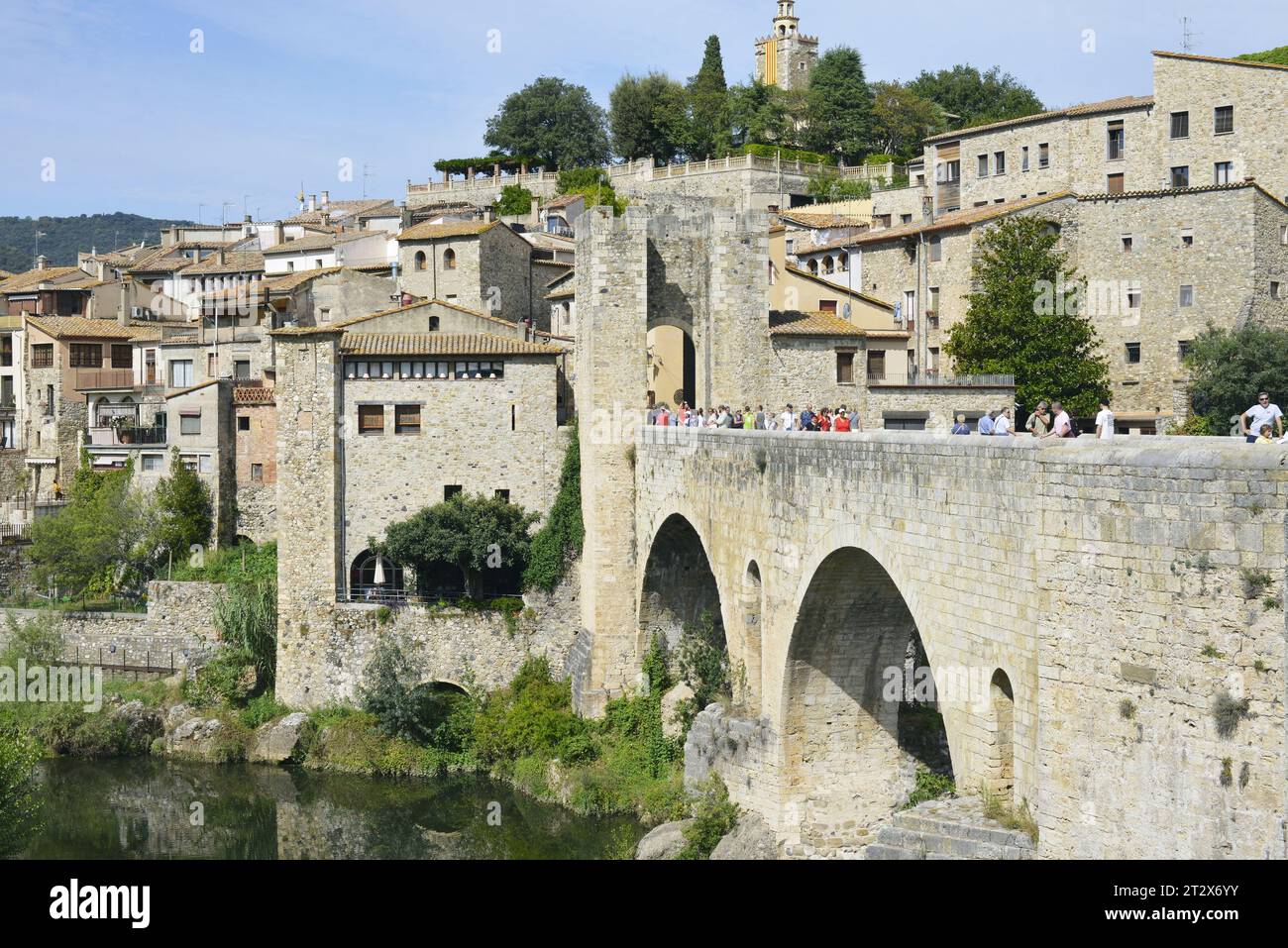 Romanische Brücke der mittelalterlichen Stadt Besalú in der Region Garrotxa, Katalonien, Spanien Stockfoto