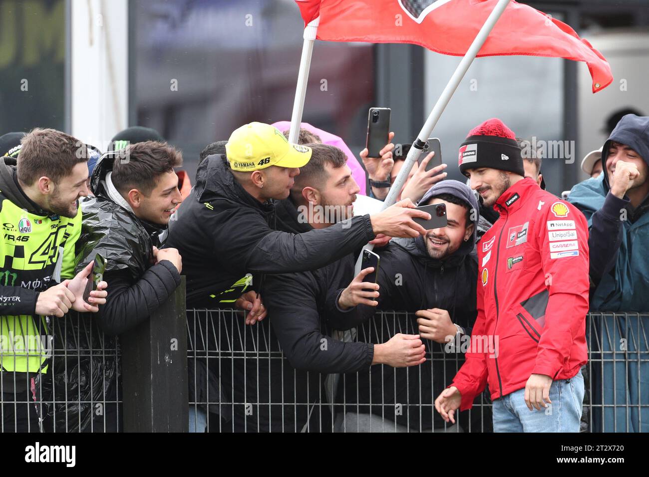 PHILLIP ISLAND, Australien. Oktober 2023. 2023 Guru by Gryfyn Australian Motorcycle Grand Prix - Francesco Bagnaia (Italien) Rennen für Ducati Lenovo trifft Fans, nachdem das Sprint-Rennen auf dem Phillip Island Grand Prix Circuit am 22. Oktober 2023 in Phillip Island, Australien, ausgerufen wurde - Image Credit: brett keating/Alamy Live News Stockfoto