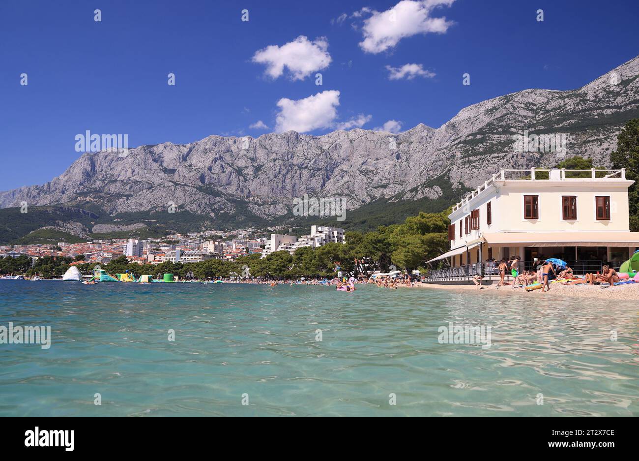 Panorama und Landschaft des Strandes in Makarska Resort und türkisfarbenes Adria Wasser in Kroatien Stockfoto