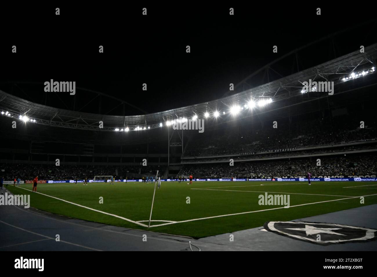 Rio de Janeiro-Brasilien, 10/2023 Fußballspiel zwischen den Teams Botafogo und Athlético PR, gültig für die brasilianische Fußballmeisterschaft im Stadion Nilton Santos. Das Spiel wurde aufgrund von Foul und Licht im Stadion angehalten Credit: Andre Paes/Alamy Live News Stockfoto