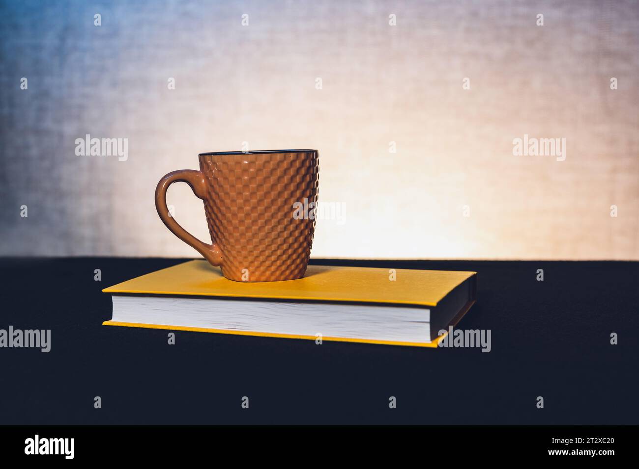 Tasse mit einem Buch das Thema Lernen oder das Erstellen einer Postkarte Stockfoto