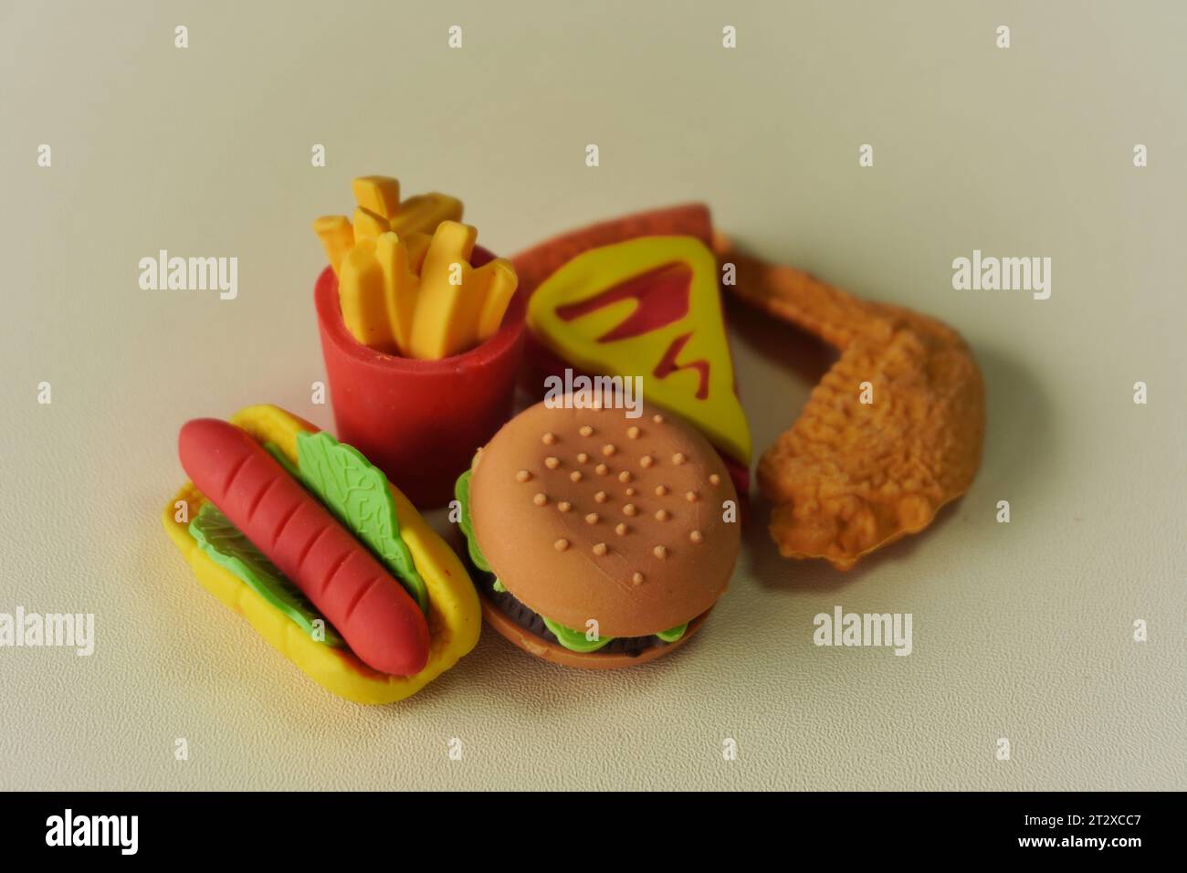Nahaufnahme von Junk Food wie Burger, Pommes und Pizza. Schlechte Essgewohnheiten. Stockfoto