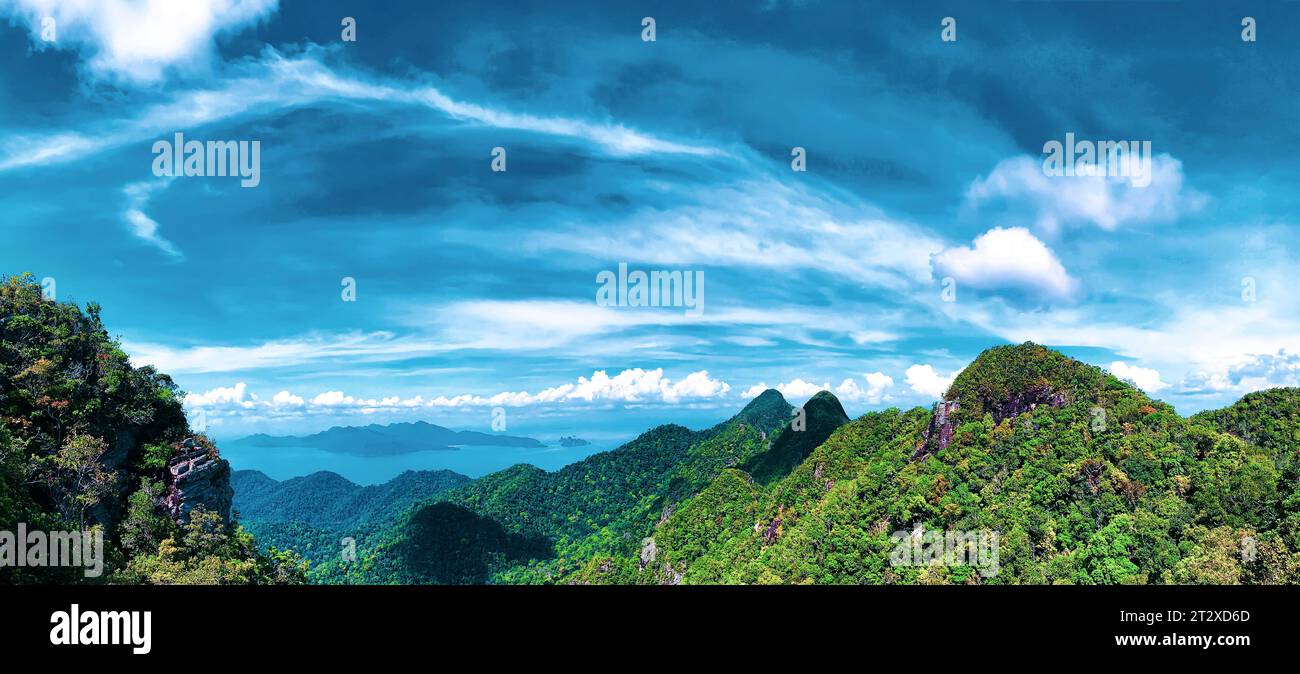 Berglandschaft mit dramatischem Himmel an sonnigen Tagen Stockfoto