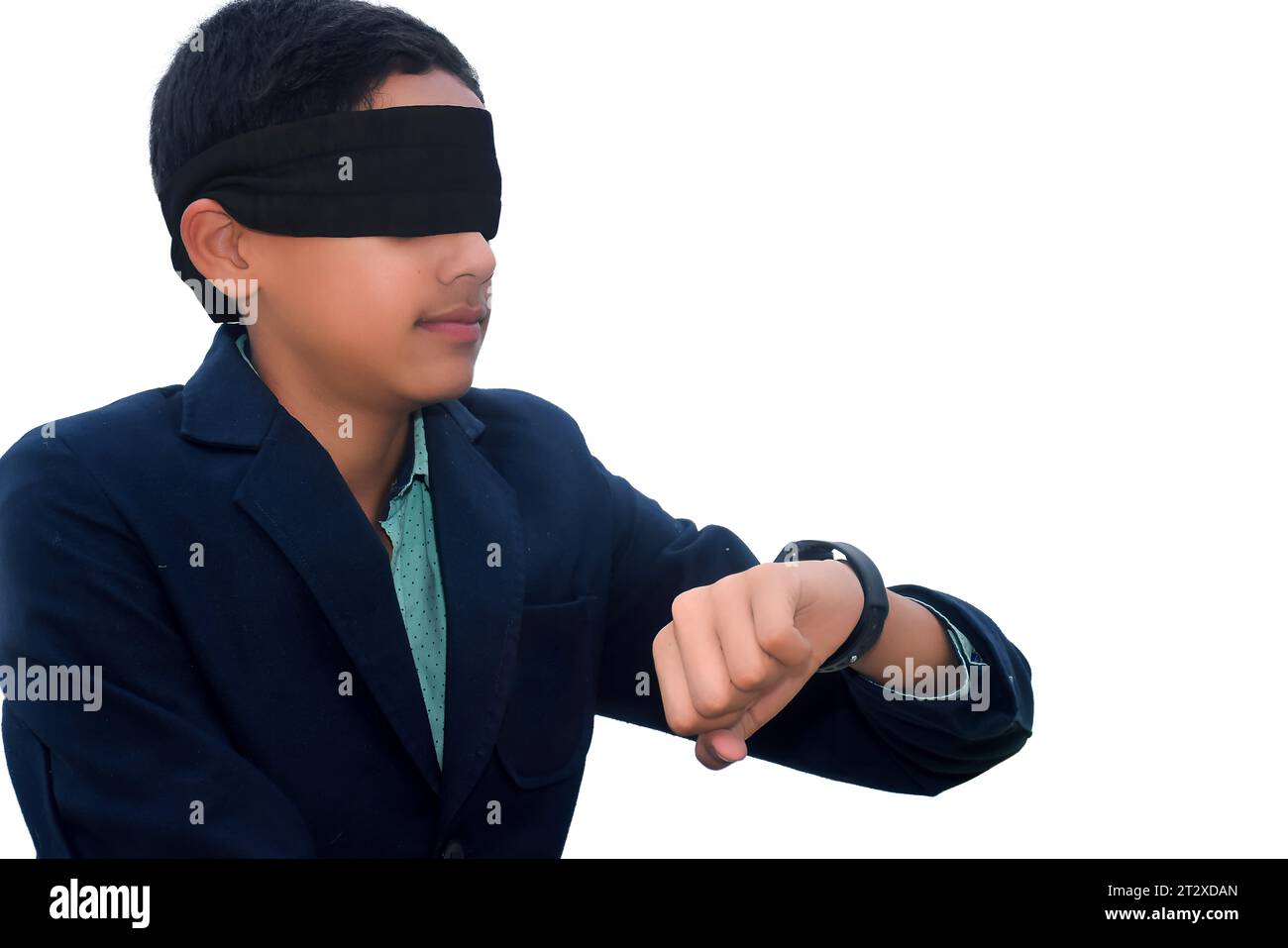 13-jähriges Kind mit Augenbinde auf der Uhr, Unentschlossenheit und Unsicherheit konzeptuell, bewölkter Hintergrund Stockfoto