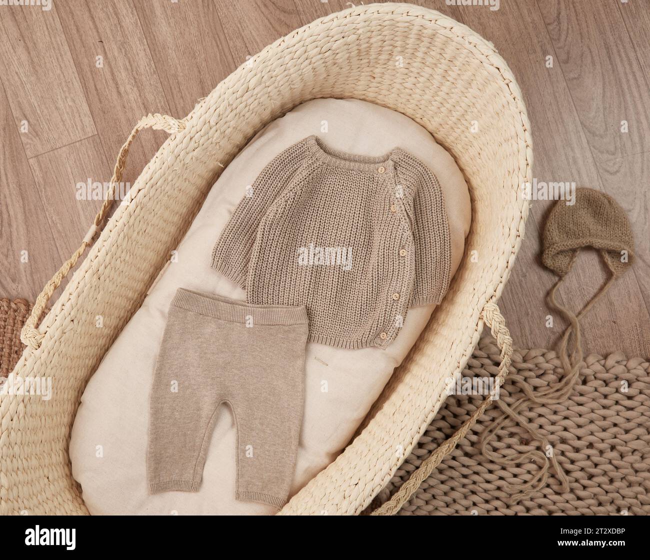 Neugeborene Kleidung mit Babywanne Moses Korb Stockfoto